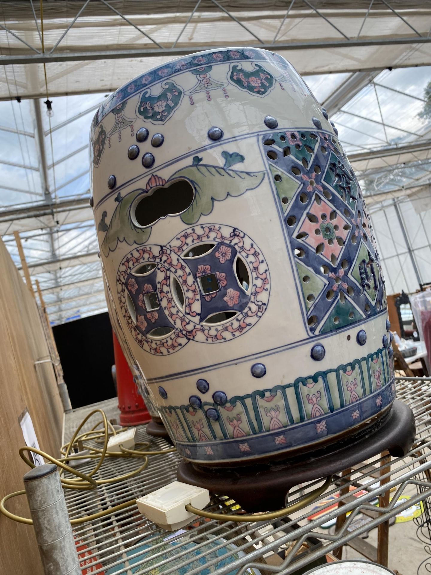 A LARGE ORIENTAL CERAMIC TABLE LAMP WITH WOODEN BASE - Image 3 of 5
