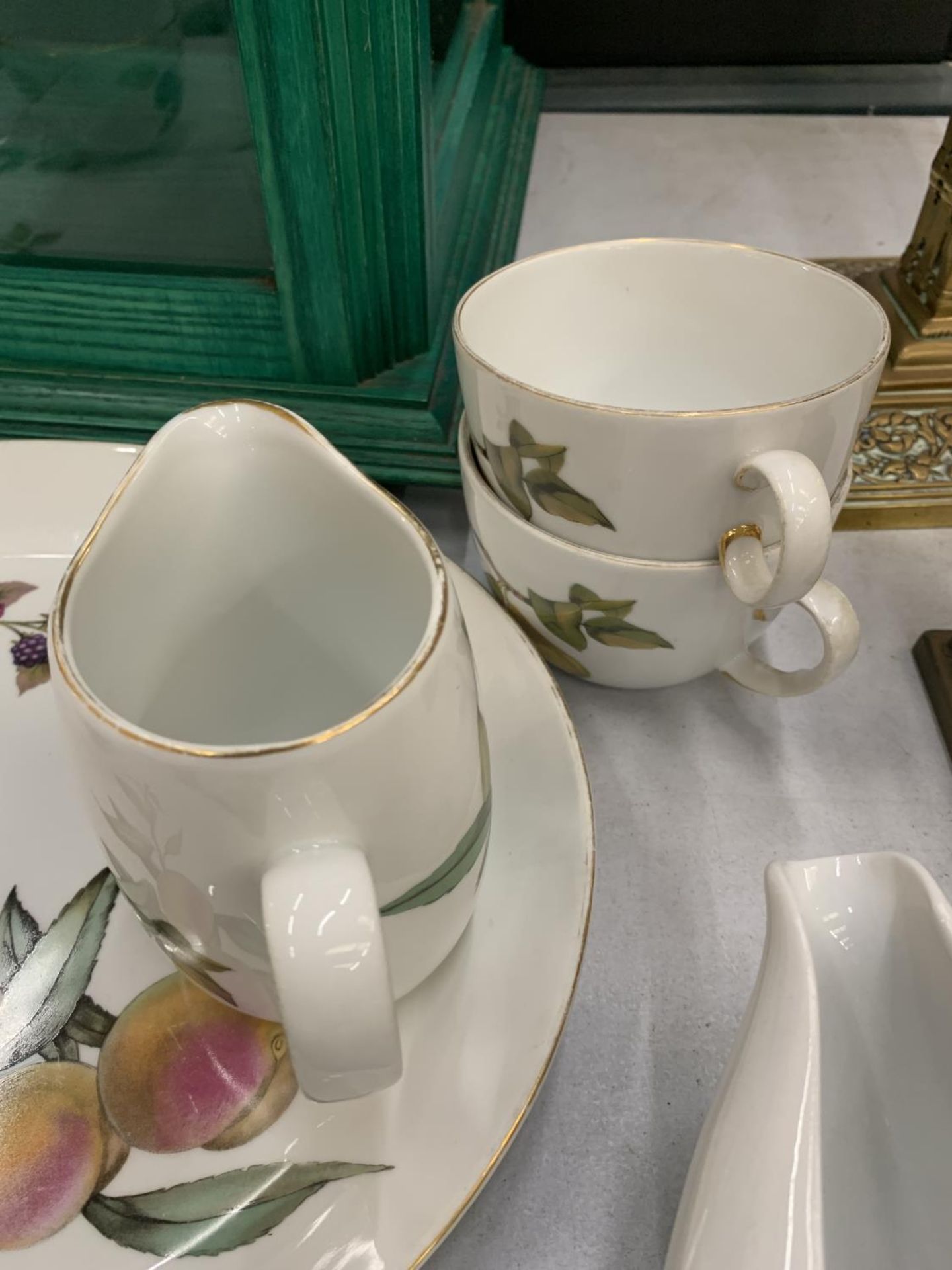 A QUANTITY OF ROYAL WORCESTER 'EVESHAM' TABLE WARE TO INCLUDE A SERVING PLATE, RAMEKINS, CUPS, A - Image 4 of 5