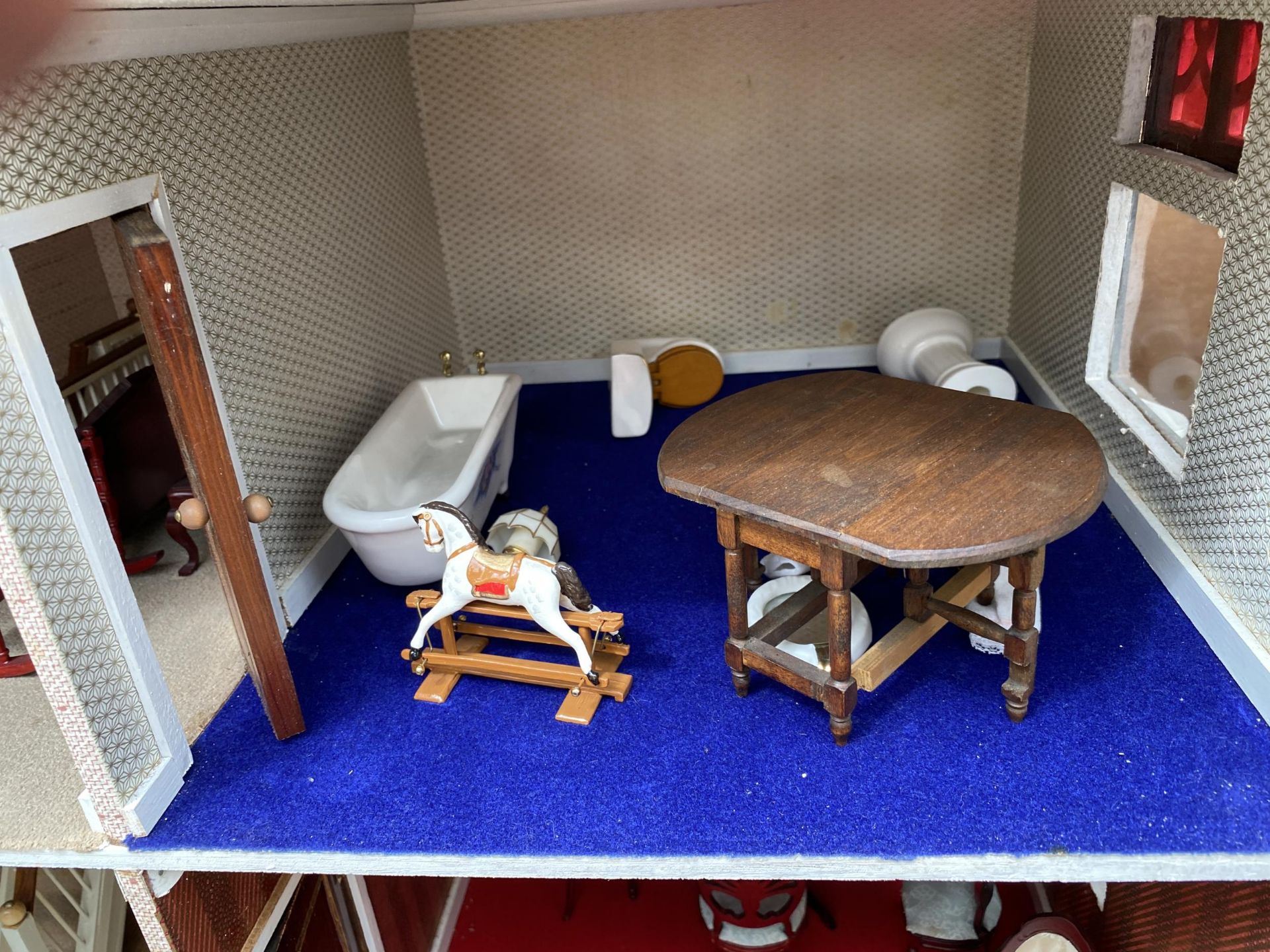 A LARGE VINTAGE WOODEN DOLLS HOUSE - Image 13 of 16