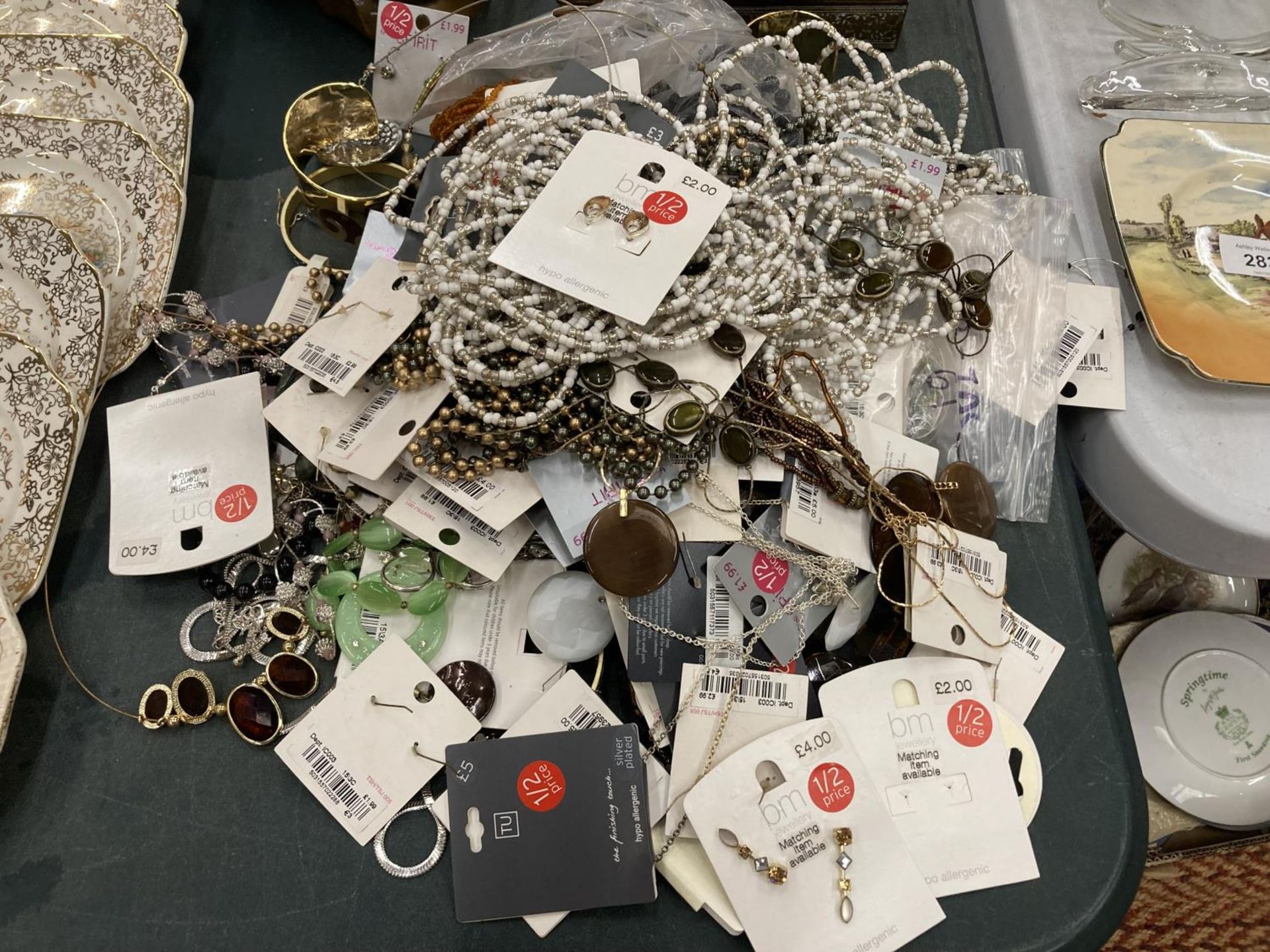 A LARGE QUANTITY OF COSTUME JEWELLERY TO INCLUDE EARRINGS, NECKLACES, ETC - SOME AS NEW ON CARDS