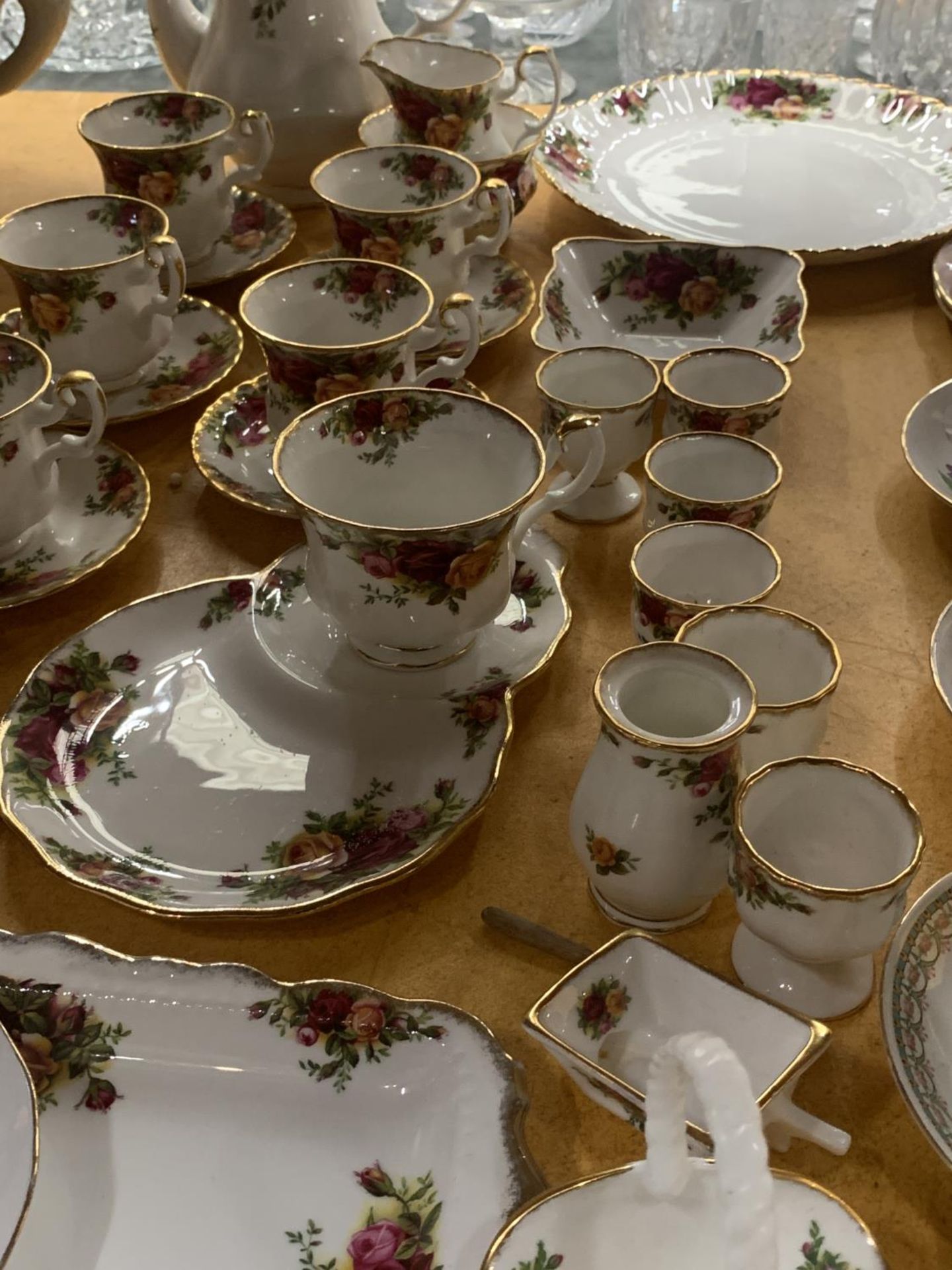 A ROYAL ALBERT 'OLD COUNTRY ROSES' COFFEE SET TO INCLUDE A COFFEE POT, CREAM JUG, SUGAR BOWL, CAKE - Image 3 of 4