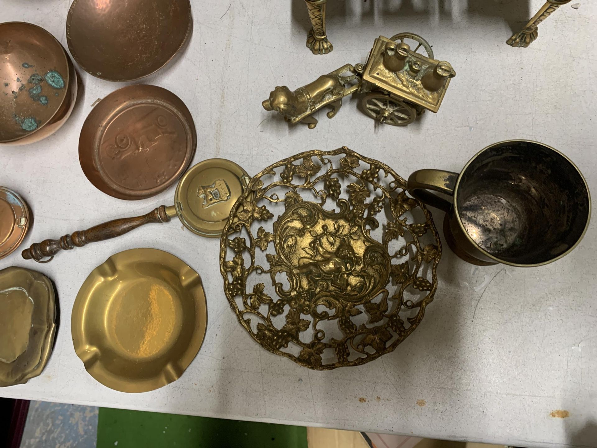 A QUANTITY OF BRASS AND COPPER WARE TO INCLUDE PAN STANDS, GOBLETS, COMPANION BRUSH, ASHTRAYS, ETC., - Image 3 of 5