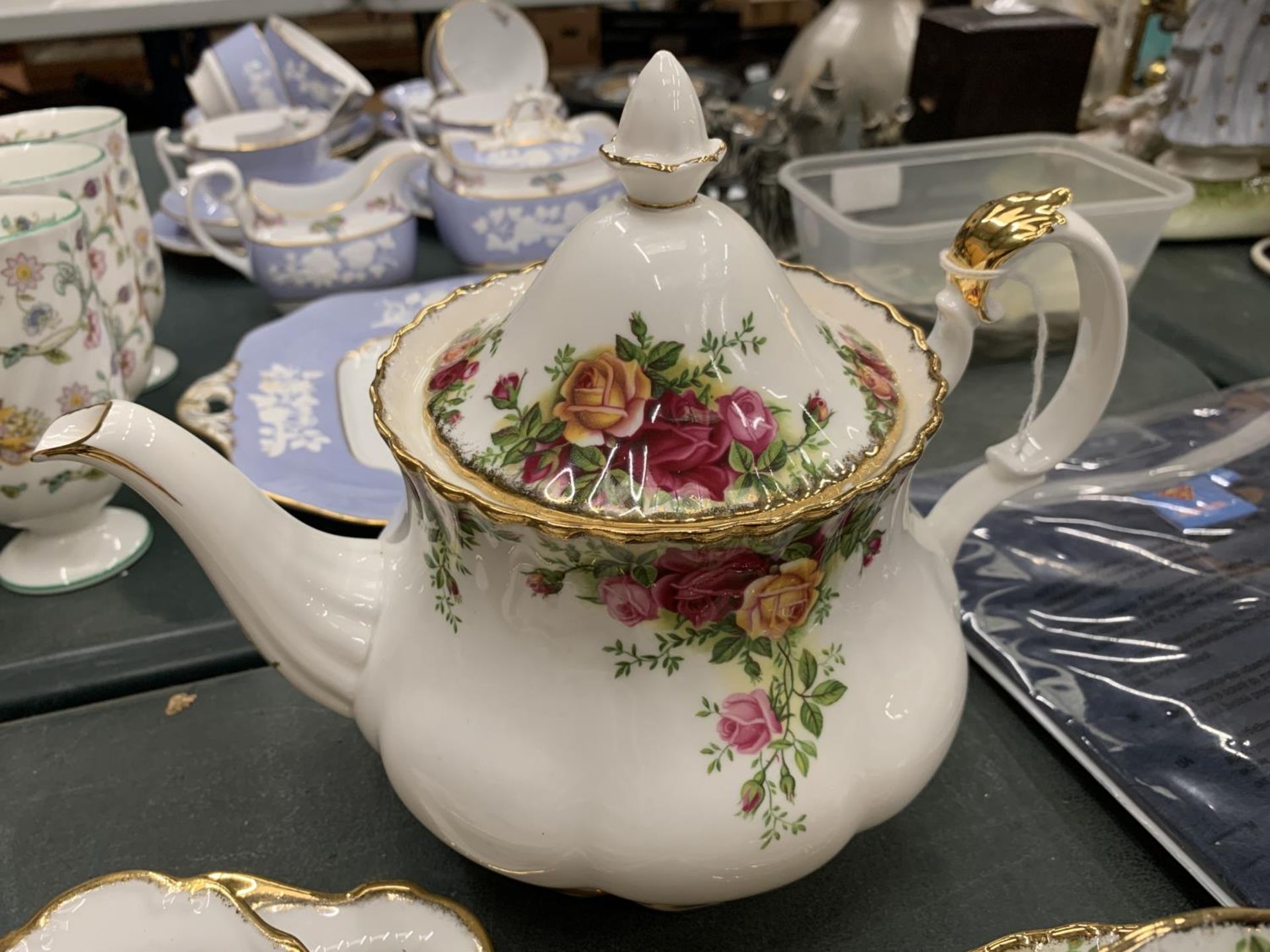A ROYAL ALBERT 'OLD COUNTRY ROSES' TEASET TO INCLUDE A TEAPOT, CREAM JUG, SUGAR BOWL,SANDWICH AND - Image 3 of 5
