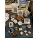 A MIXED LOT TO INCLUDE A CAMEL 'SAND' PICTURE, CERAMIC PILL BOXES, PHOTOFRAMES, BOXES, A COW