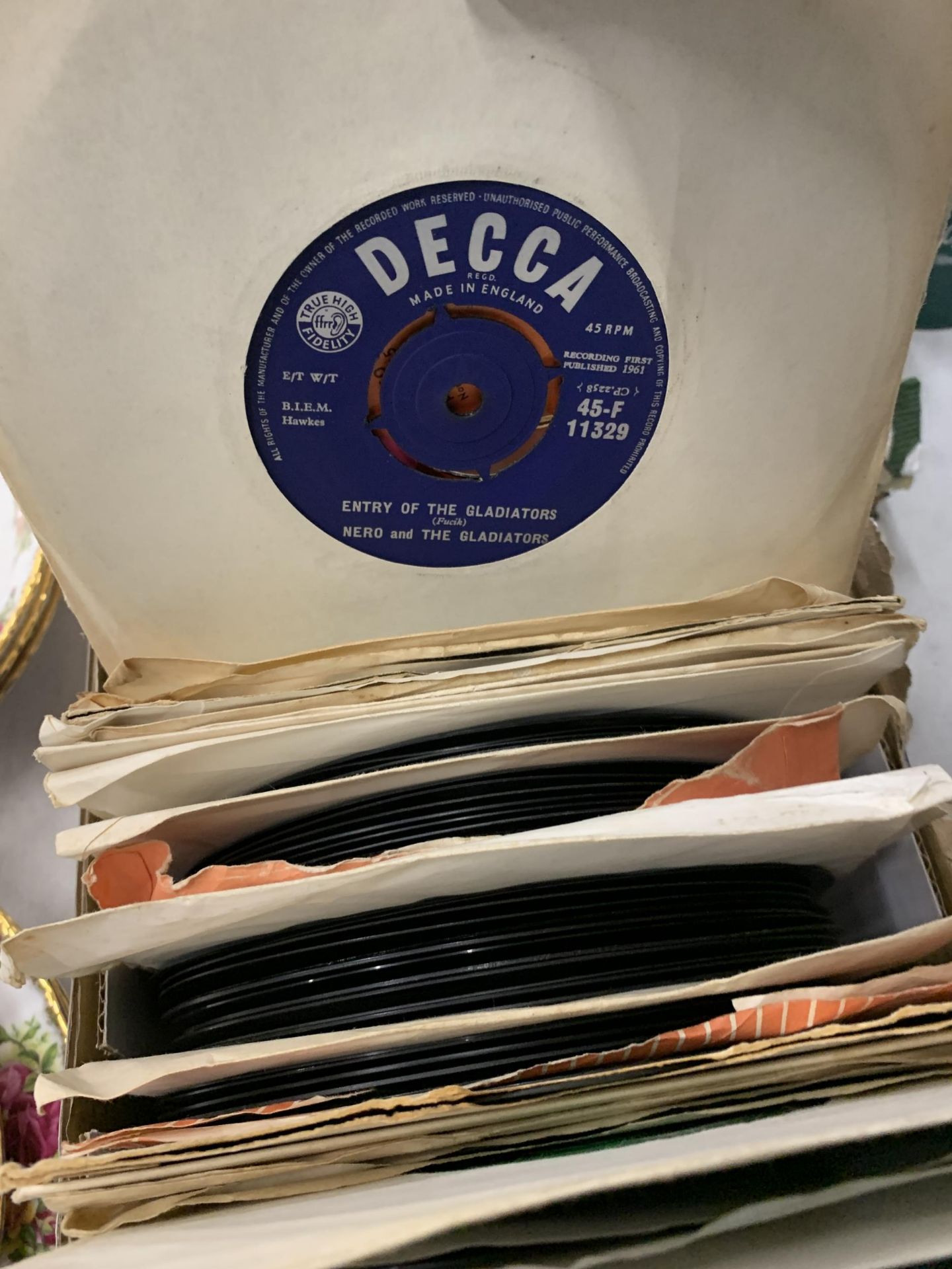 A LARGE QUANTITY OF VINYL SINGLE RECORDS TO INCLUDE LONNIE DONNEGAN'S SKIFFLE GROUP, THE TAMS, THE - Bild 5 aus 6