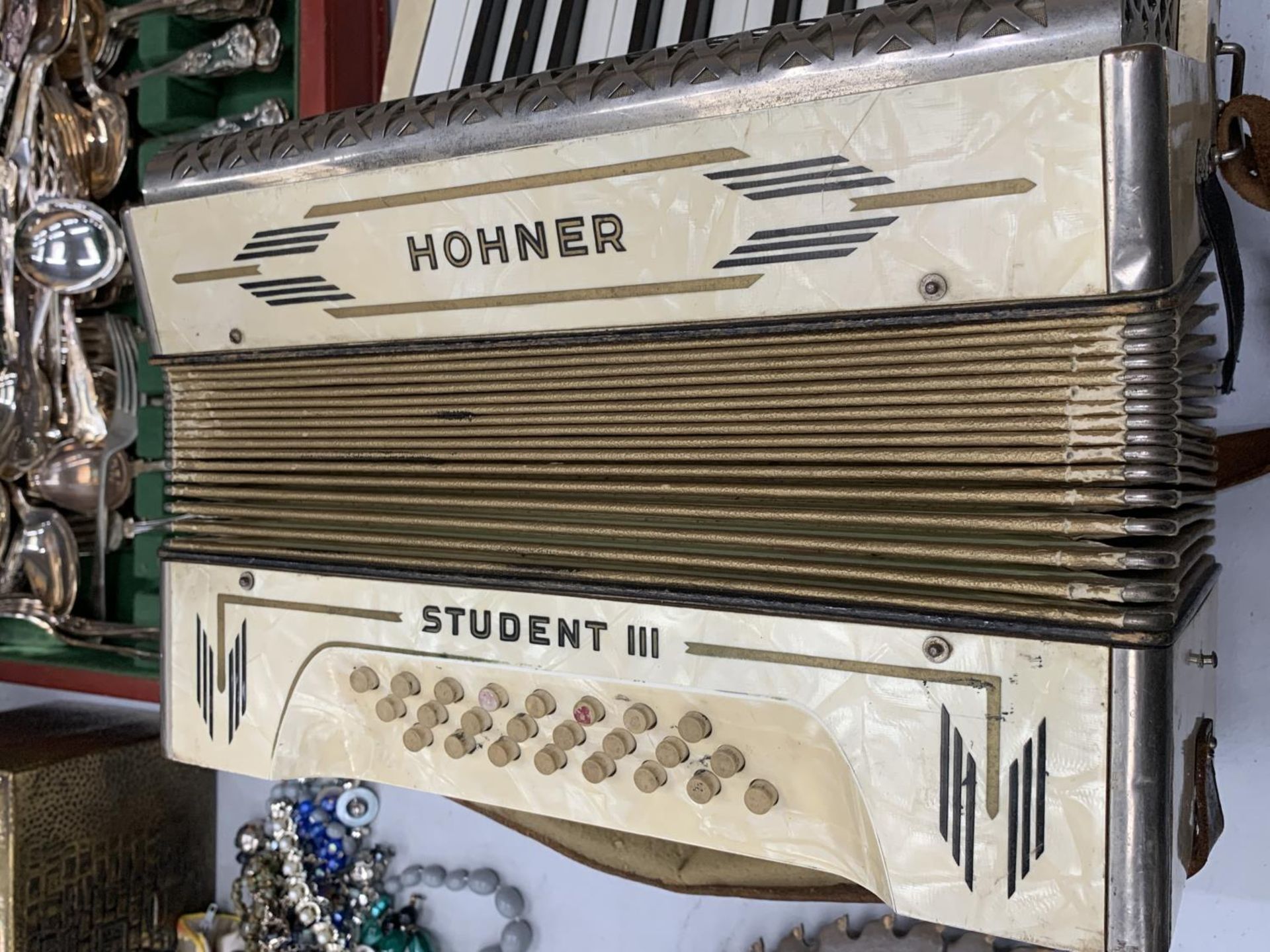 A HOHNER STUDENT III ACCORDIAN - Image 2 of 4