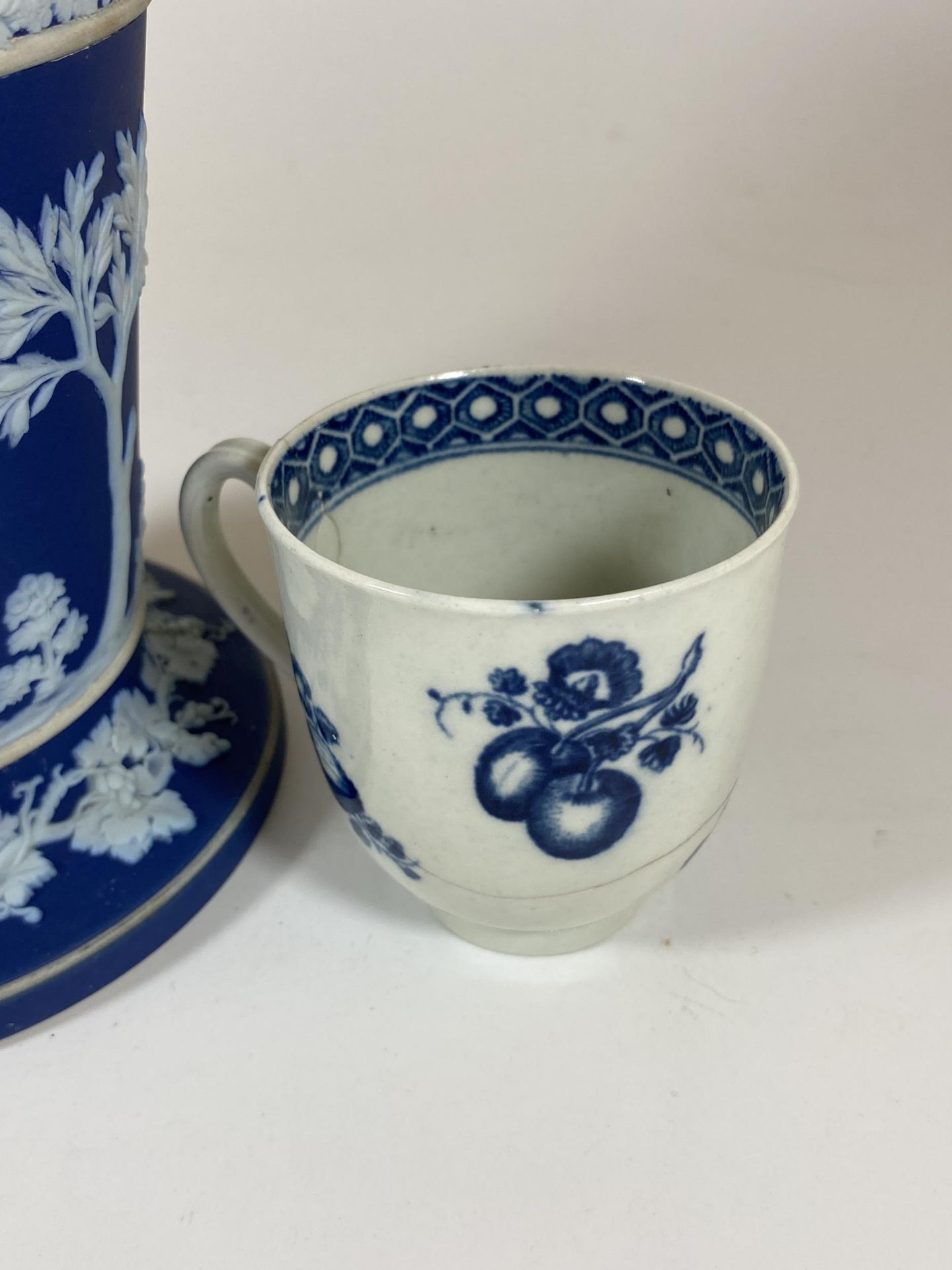 TWO ITEMS - A 19TH CENTURY WEDGWOOD JASPERWARE DIP VASE AND 18TH CENTURY WORCESTER BLUE AND WHITE - Image 3 of 5