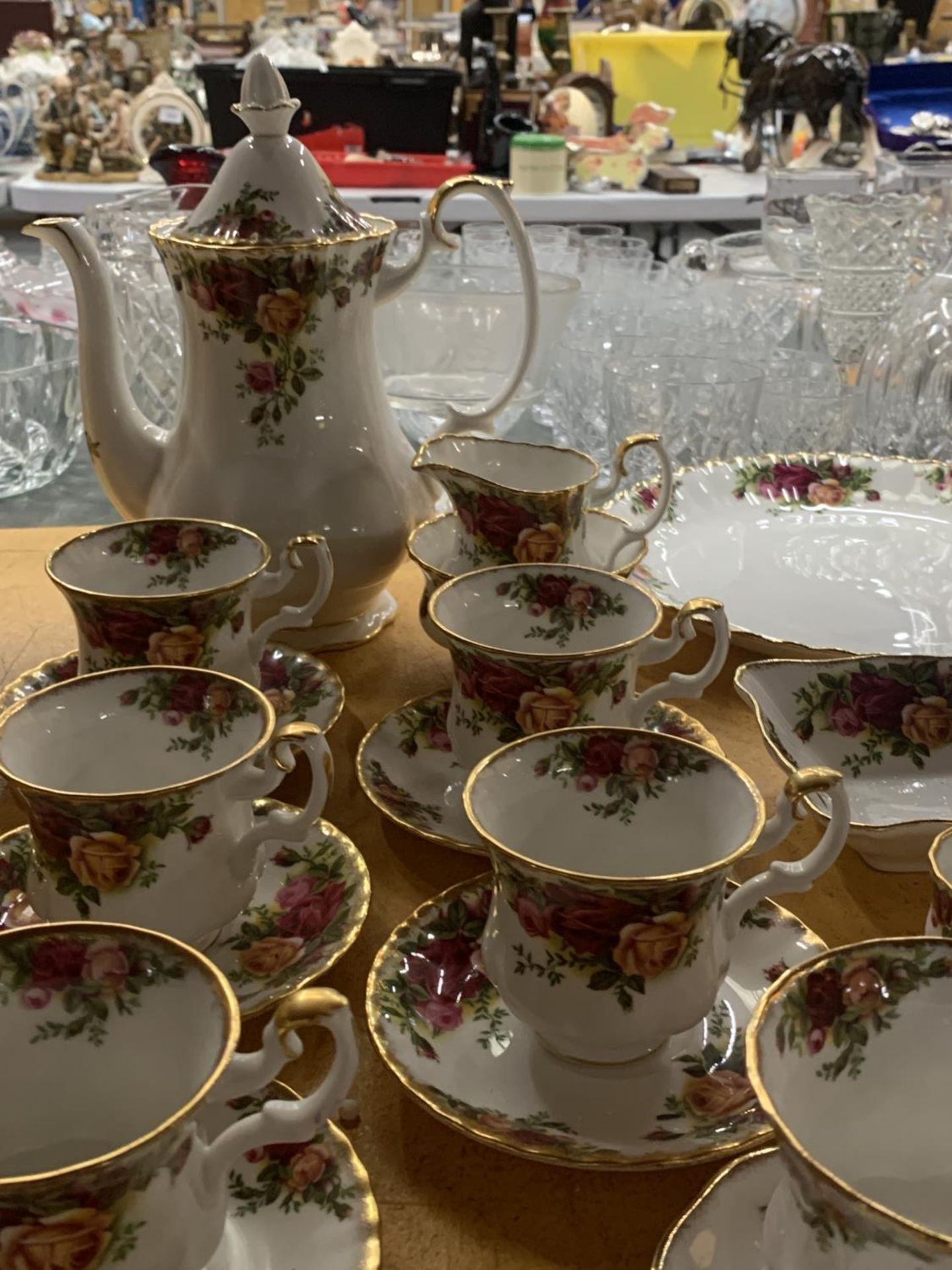 A ROYAL ALBERT 'OLD COUNTRY ROSES' COFFEE SET TO INCLUDE A COFFEE POT, CREAM JUG, SUGAR BOWL, CAKE - Image 2 of 4