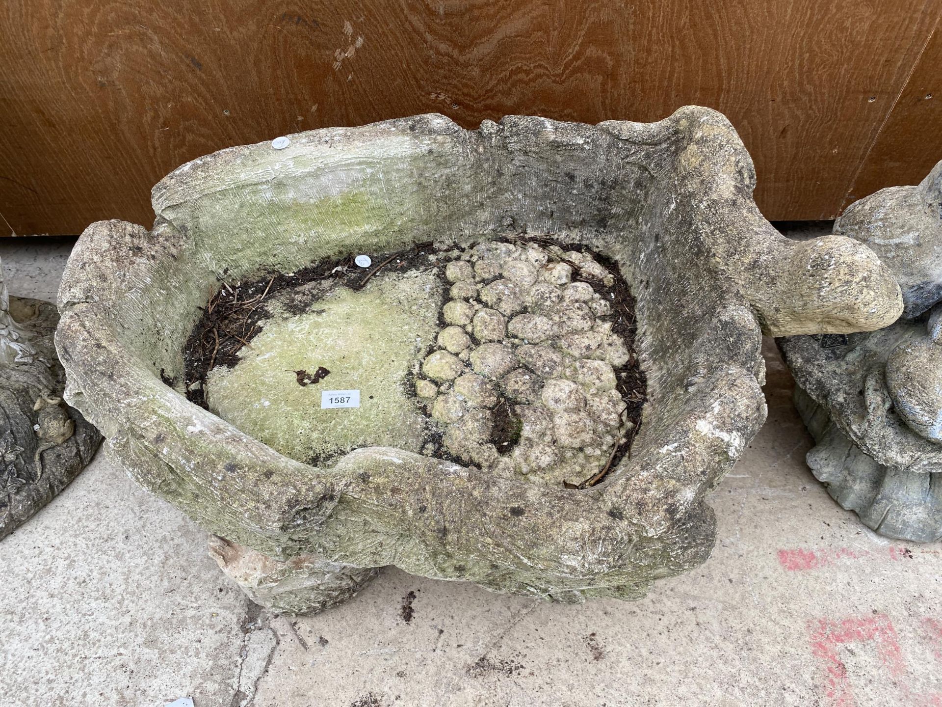 A RECONSTITUTED STONE PLANTER WITH BASE AND OTTER DECORATION - Image 2 of 6