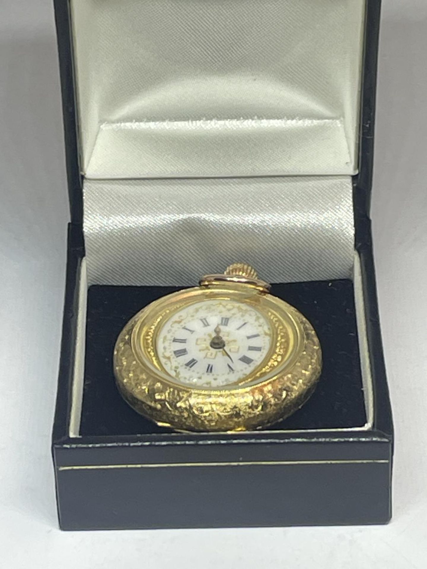 AN ORNATE 18 CARAT GOLD FOB WATCH WITH WHITE ENAMAL FACE AND ROMAN NUMERALS WITH FLOWER DESIGN TO - Image 5 of 5