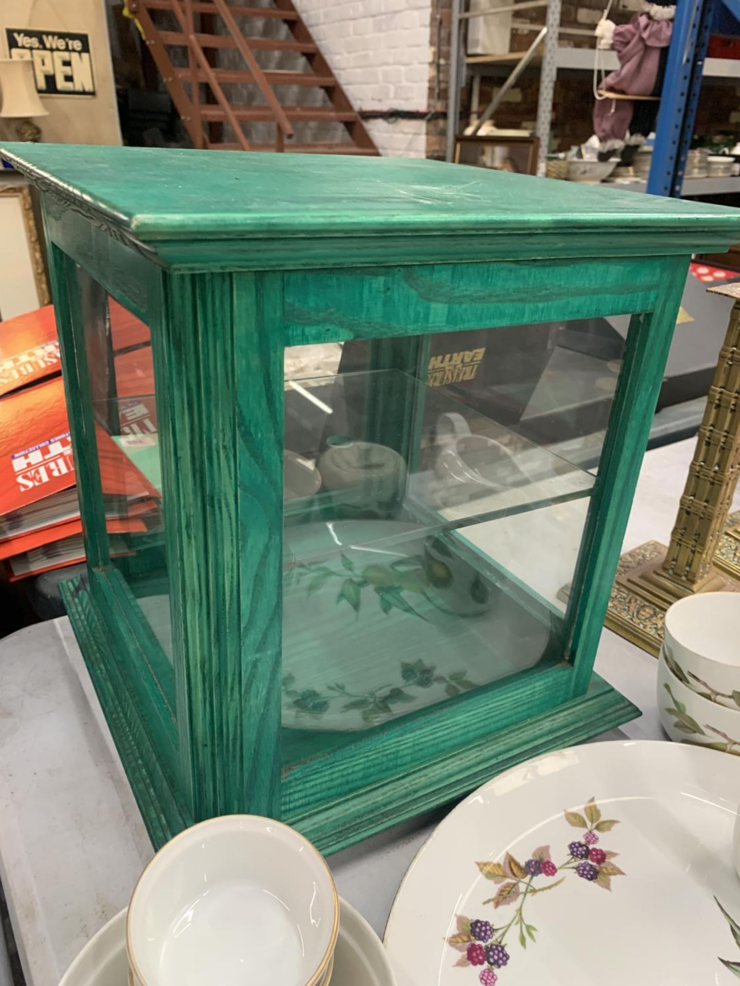 A GREEN WOODEN DISPLAY CABINET WITH A GLASS SHELF - Image 2 of 3