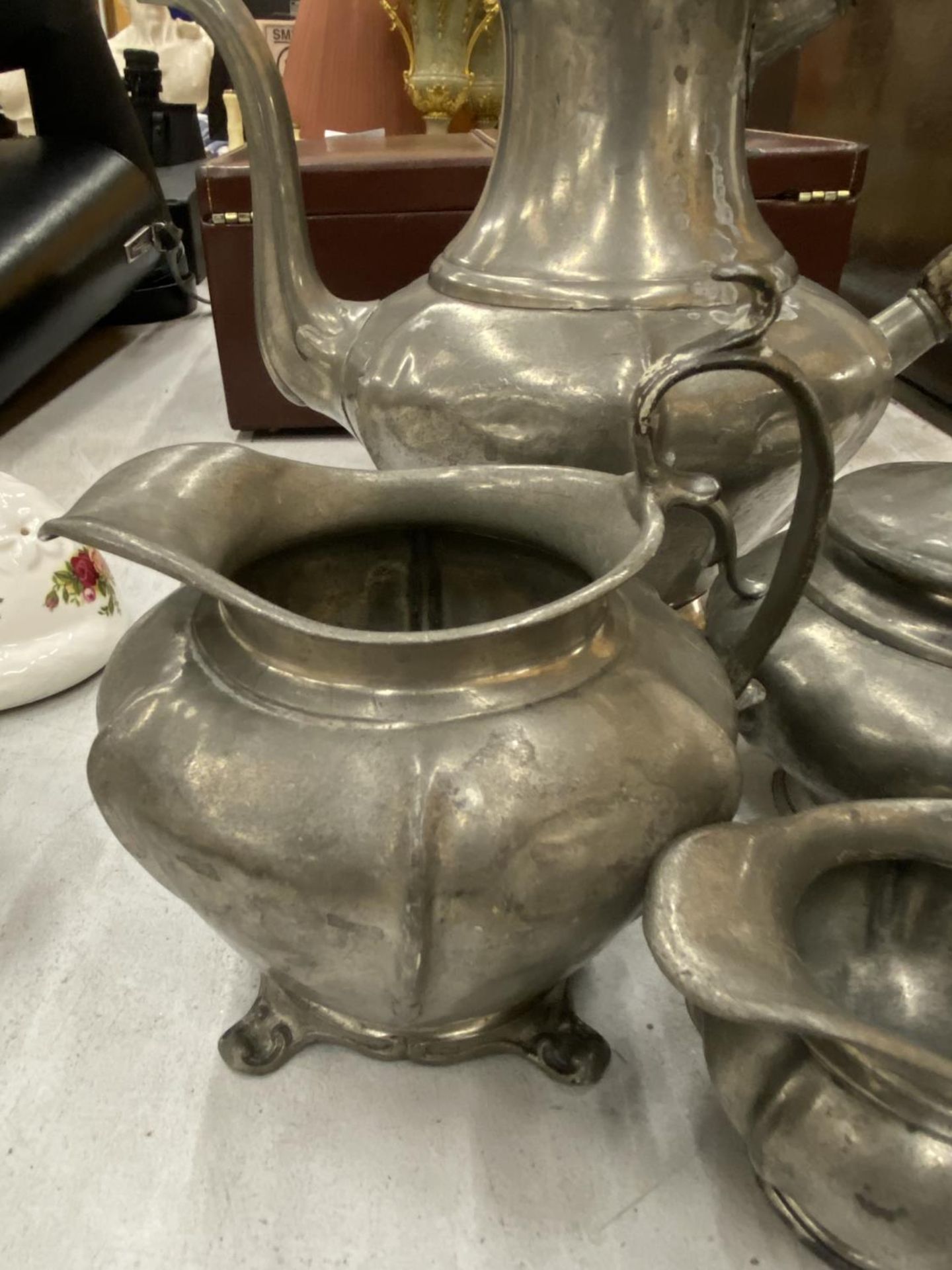 A PEWTER TEASET TO INCLUDE TEAPOT, SUGAR, MILK AND HOT WATER JUG - Image 2 of 6