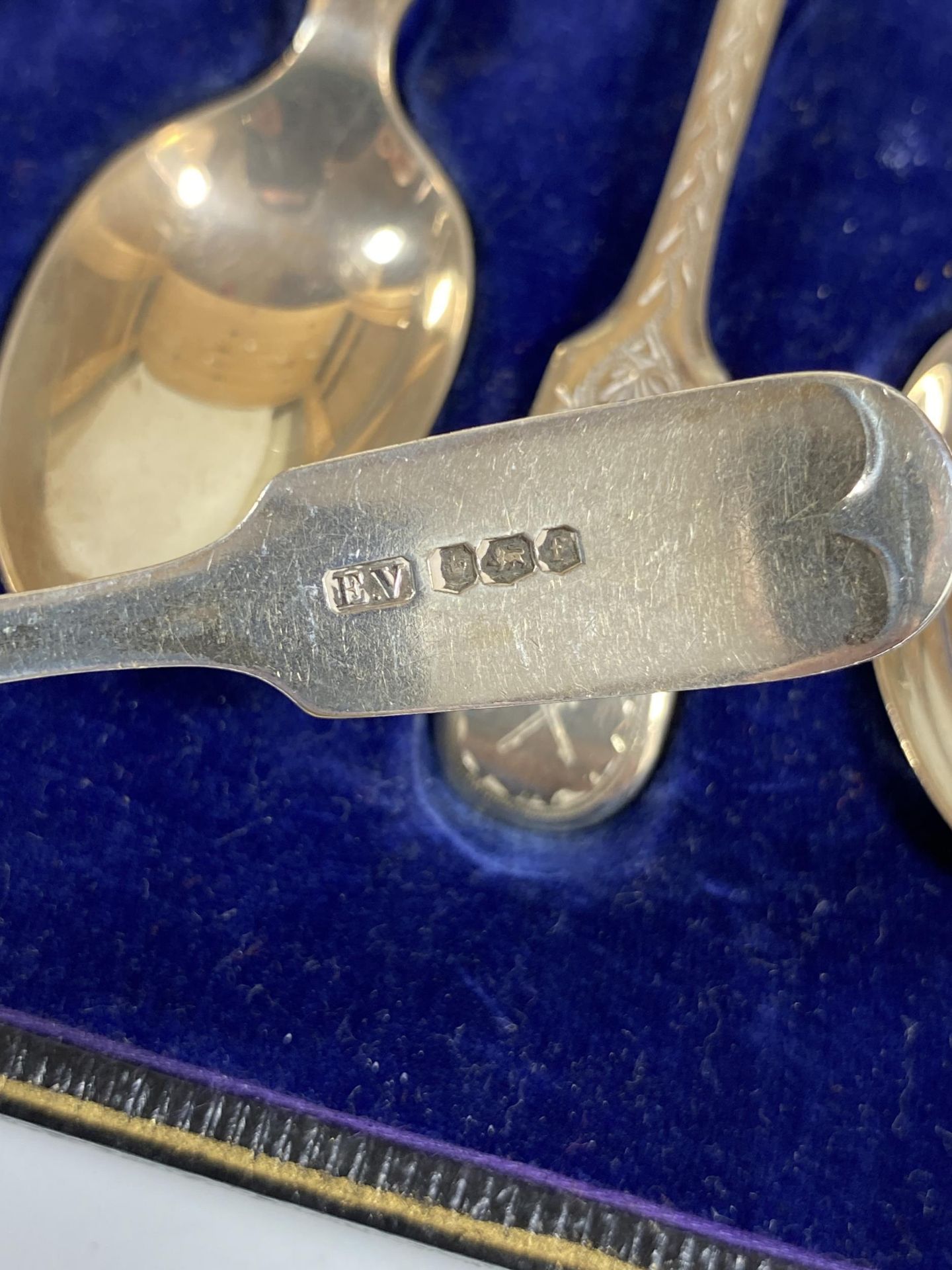 A CASED SET OF SIX GEORGE V SILVER TEASPOONS, HALLMARKS FOR SHEFFIELD, 1923, MAKERS VINERS LTD, - Image 4 of 6