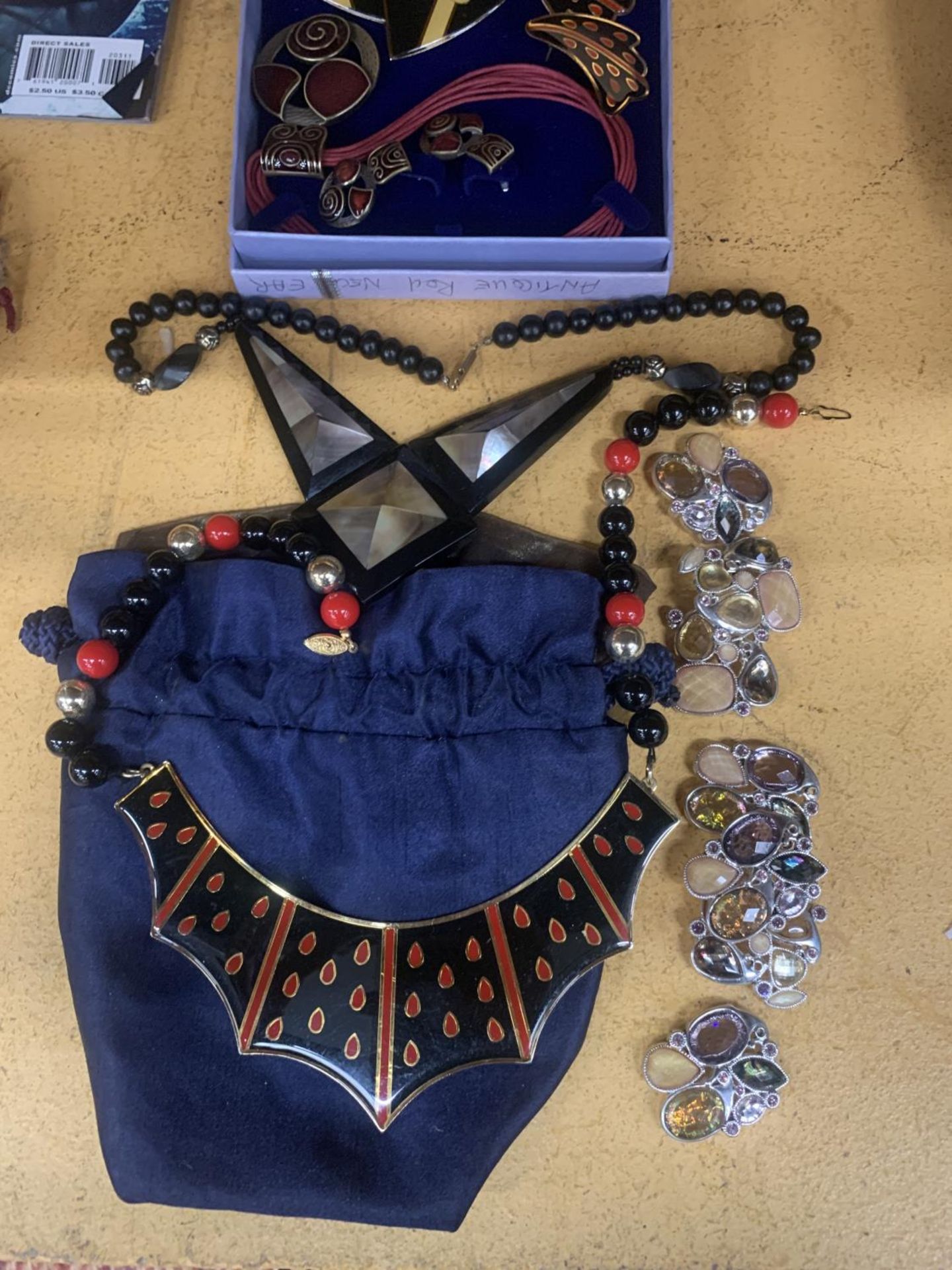 A QUANTITY OF COSTUME JEWELLERY TO INCLUDE A CELTIC STYLE NECKLACE AND EARRING SET, BOXED, PLUS - Bild 2 aus 3