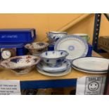 A MIXED LOT OF CERAMICS TO INCLUDE MINTONS BLUE MOSIAC, TABLEWARES ETC