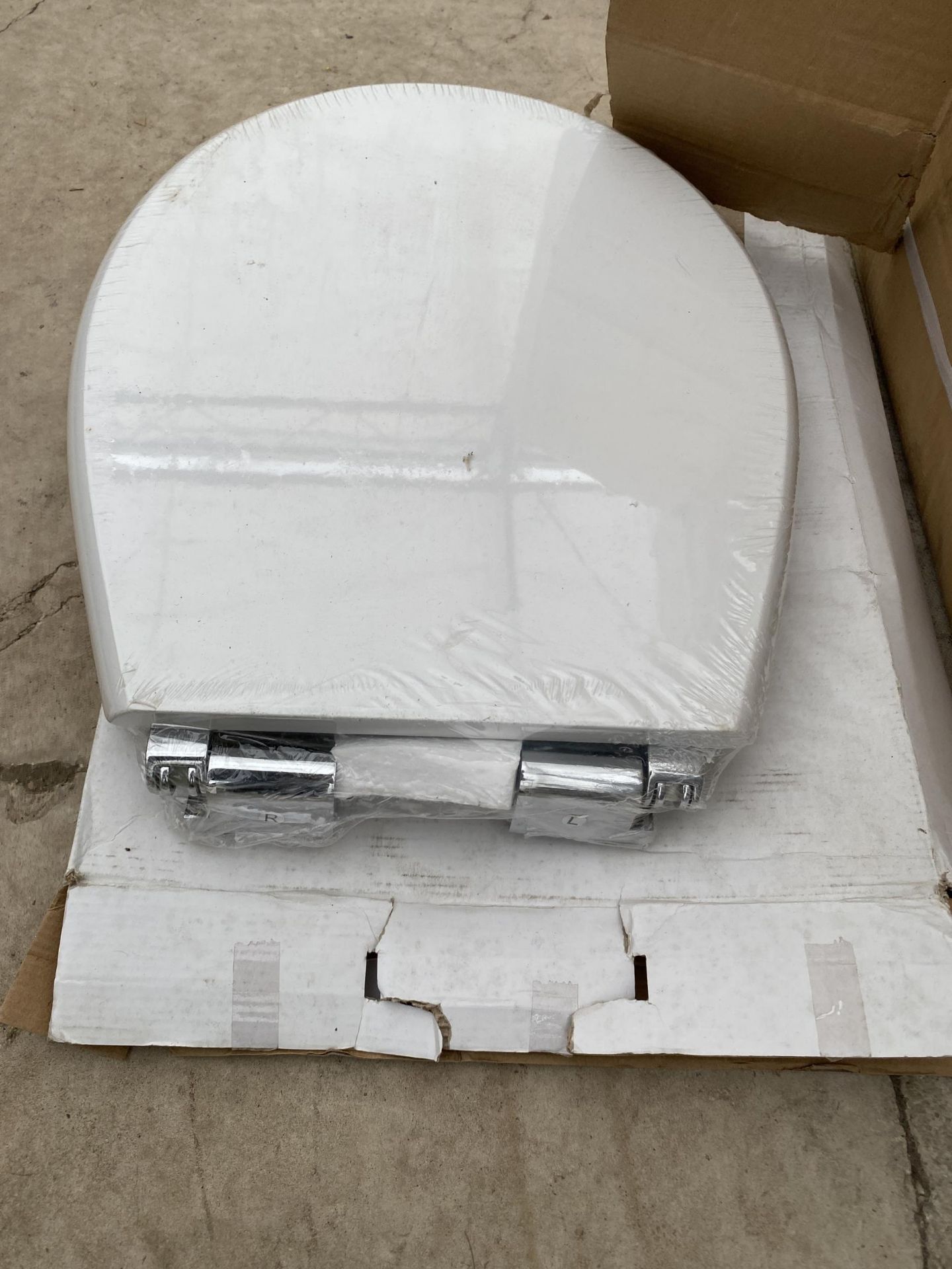 EIGHT AS NEW AND BOXED TOILET SEATS - Image 2 of 3