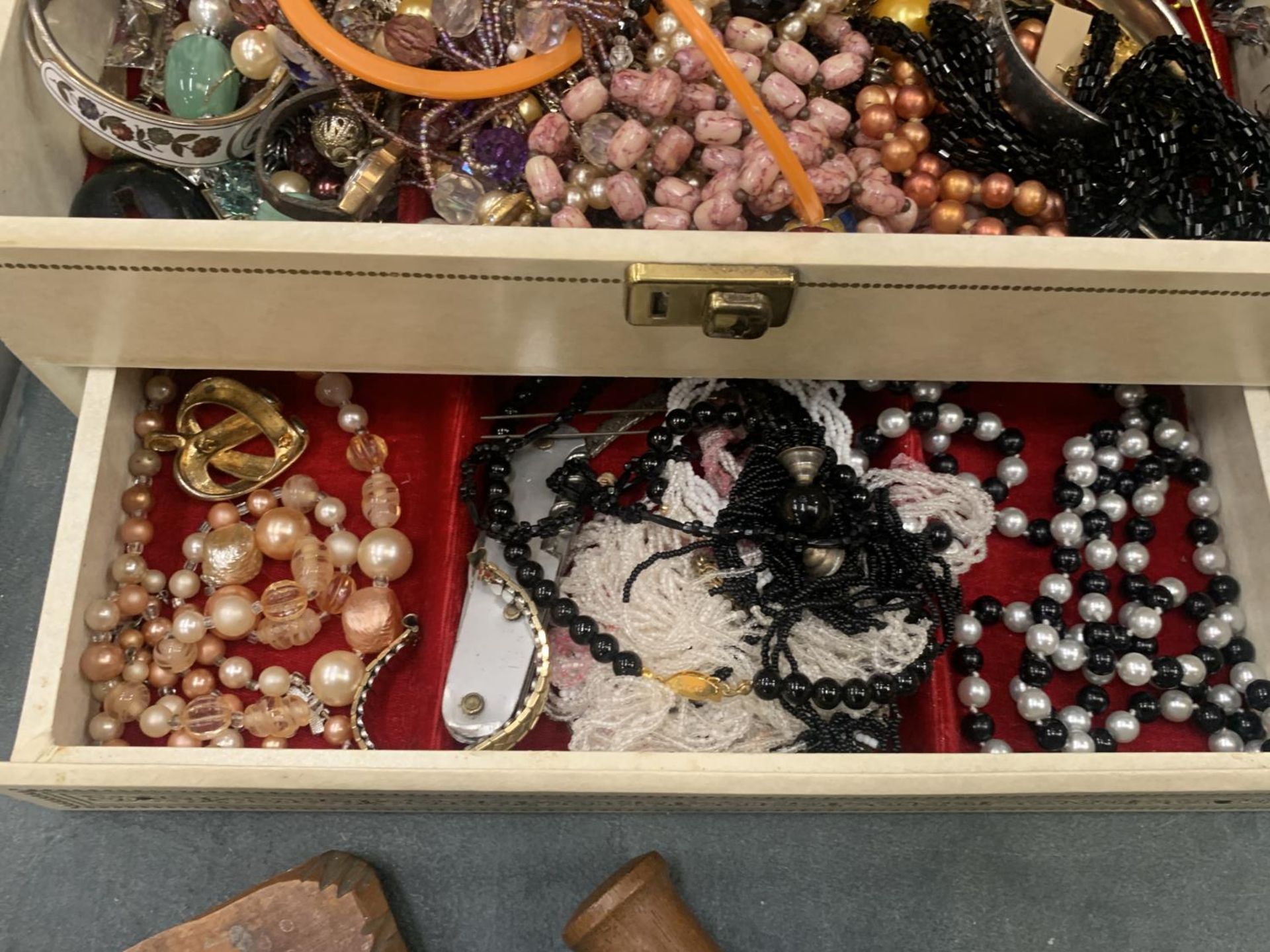 A LARGE QUANTITY OF COSTUME JEWELLERY TO INCLUDE PEARLS, NECKLACES, BEADS, EARRINGS, BANGLES, ETC IN - Image 3 of 4