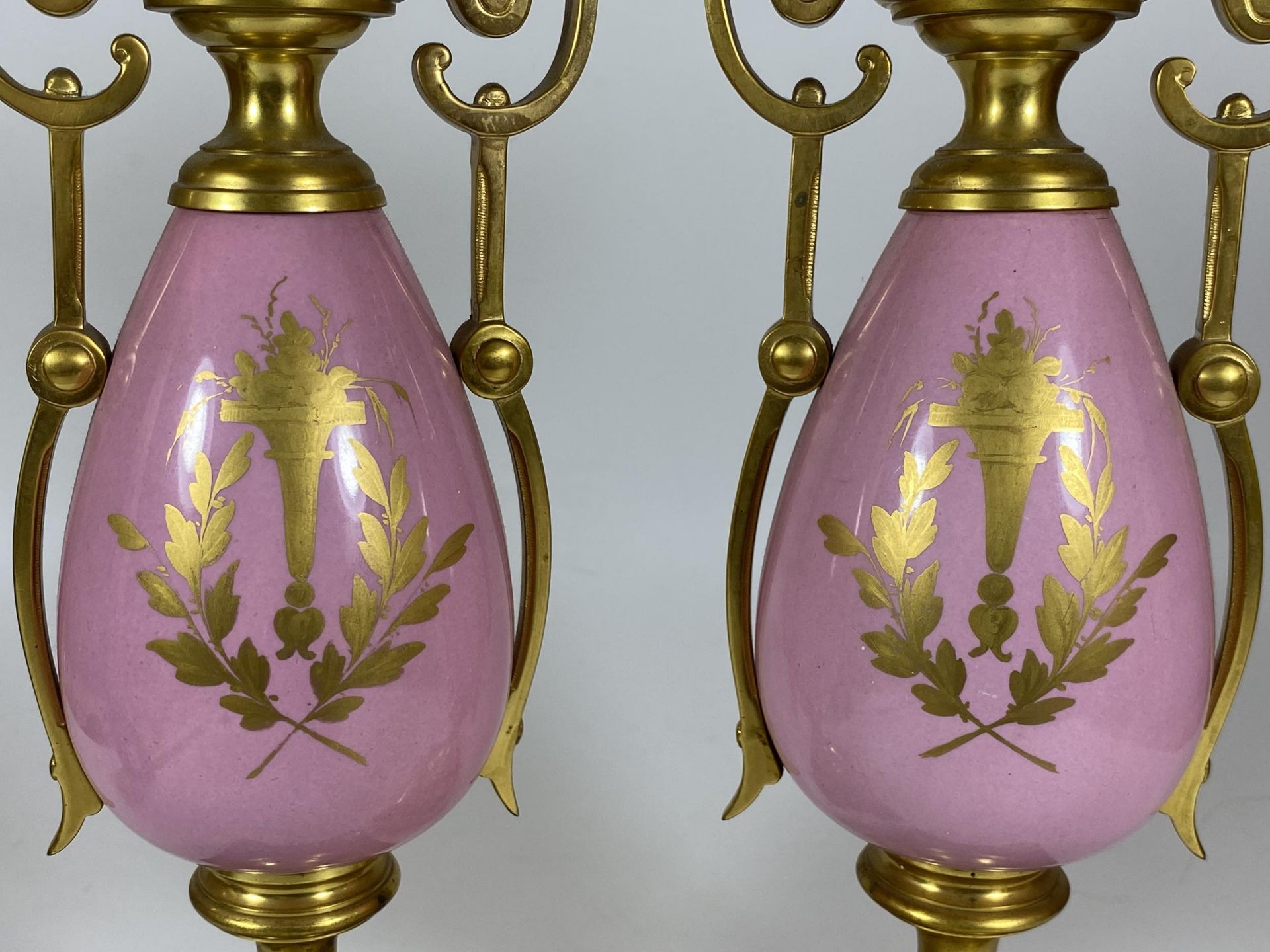 A PAIR OF FRENCH 19TH CENTURY, POSSIBLY SEVRES, PINK PORCELAIN AND BRASS GARNITURE VASES WITH HAND - Image 7 of 9