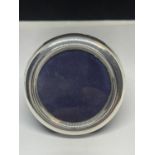 A MARKED STERLING SILVER MINIATURE CIRCULAR PHOTOGRAPH FRAME