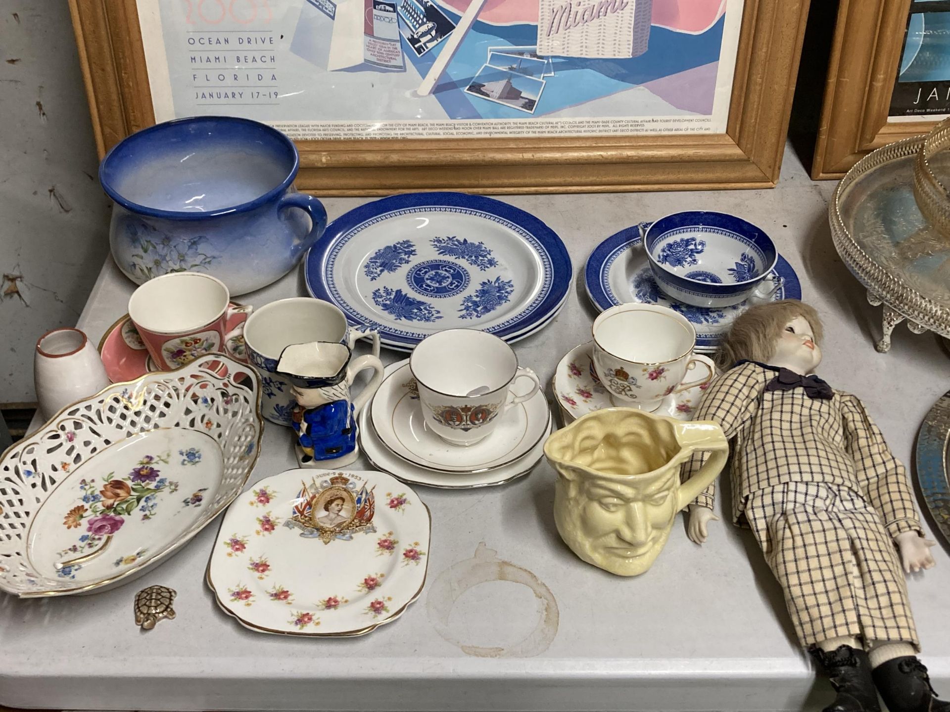 A MIXED LOT OF CERAMICS TO INCLUDE CHAMBER POT, PORCELAIN HEADED DOLL ETC