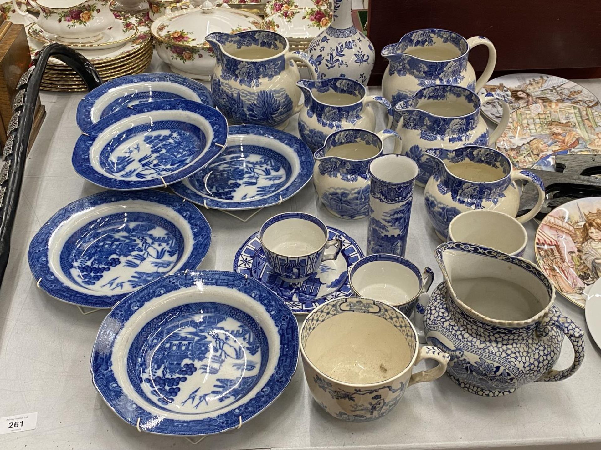 A LARGE QUANTITY OF VINTAGE BLUE AND WHITE POTTERY TO INCLUDE JUGS, BOWLS, CUPS, ETC