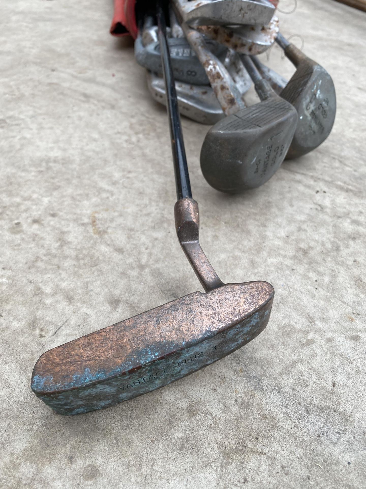 AN ASSORTMENT OF VINTAGE CANE AND METAL GOLF CLUBS TO INCLUDE GEORGE NICOLL, CANN AND TAYLOR AND C. - Image 11 of 15