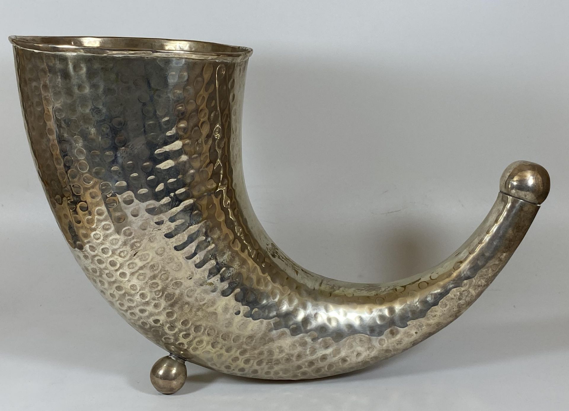 A LARGE SILVER PLATED SWEDISH HORN, HEIGHT 25CM