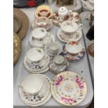 A QUANTITY OF VINTAGE CHINA CUPS AND SAUCERS TO INCLUDE AN ANTIQUE COPELAND SPODE SIDE PLATE NO