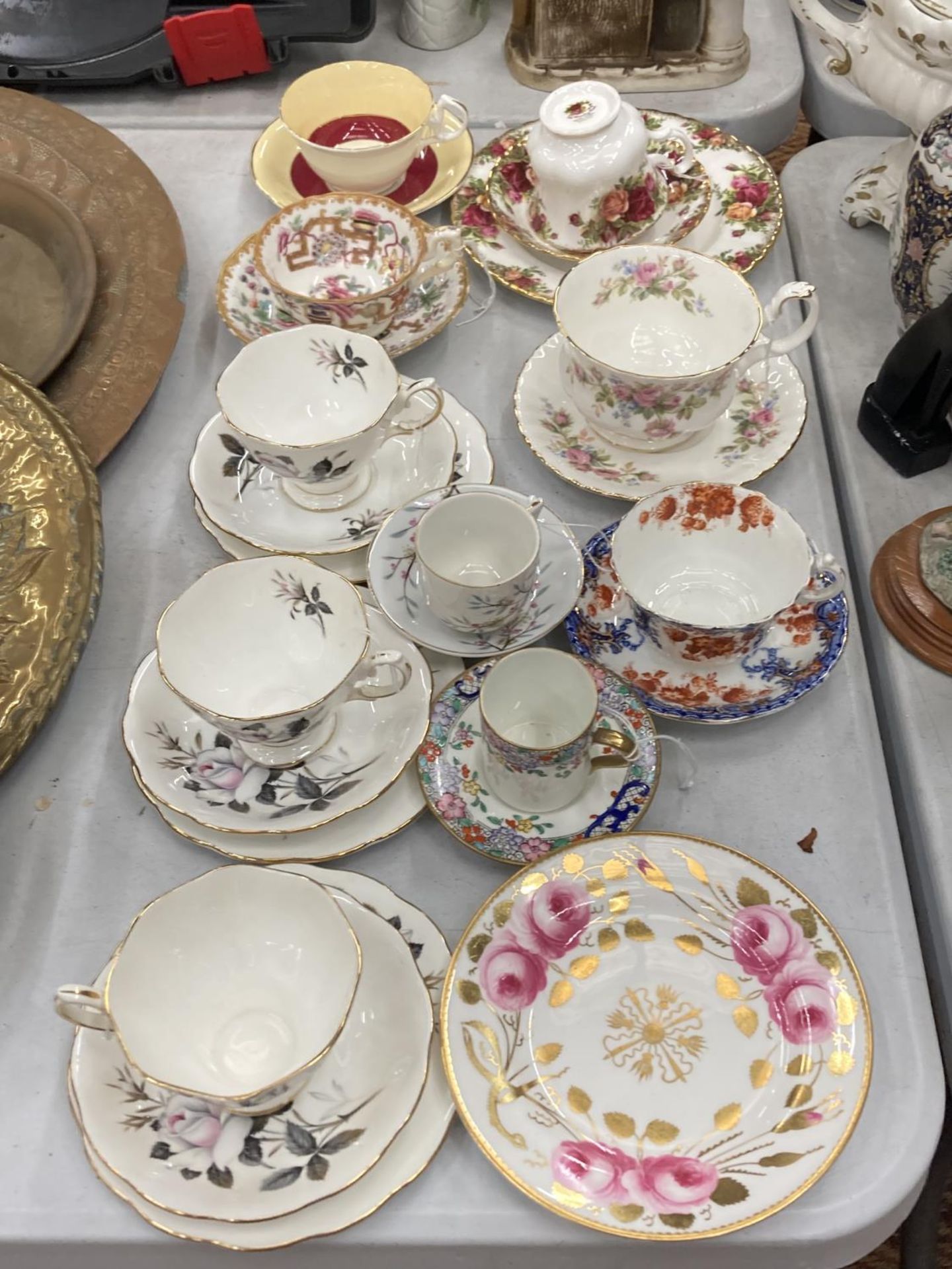 A QUANTITY OF VINTAGE CHINA CUPS AND SAUCERS TO INCLUDE AN ANTIQUE COPELAND SPODE SIDE PLATE NO