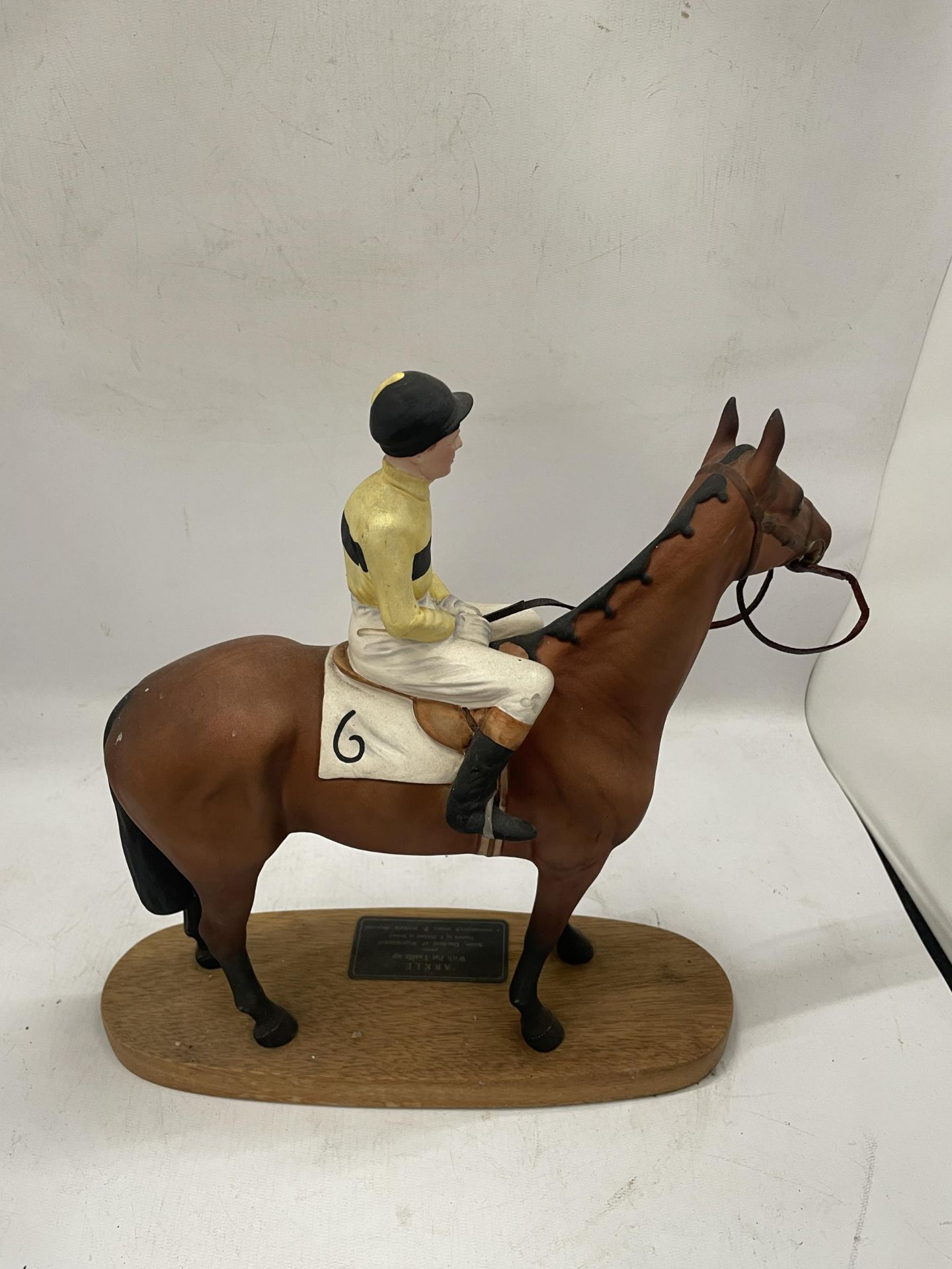 A BESWICK CONNOISSEUR HORSE AND JOCKEY FIGURE - ARKLE WITH PAT TAAFFE UP ON WOODEN BASE - Bild 3 aus 4