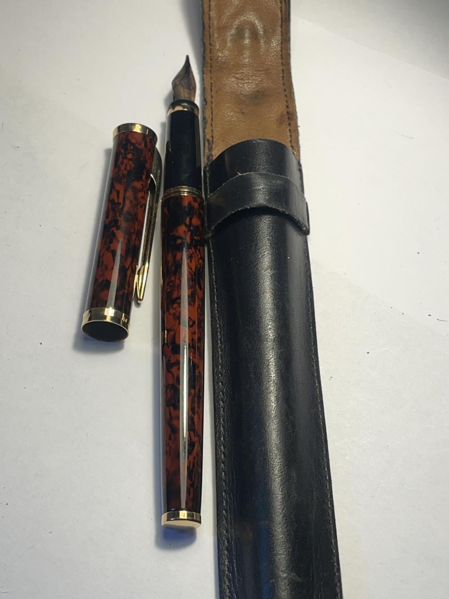 FOUR VARIOUS PENS TO INCLUDE A CASED WATERMAN FOUNTAIN PEN WITH 18 CARAT GOLD NIB, A PARKER BIRO, - Image 6 of 7