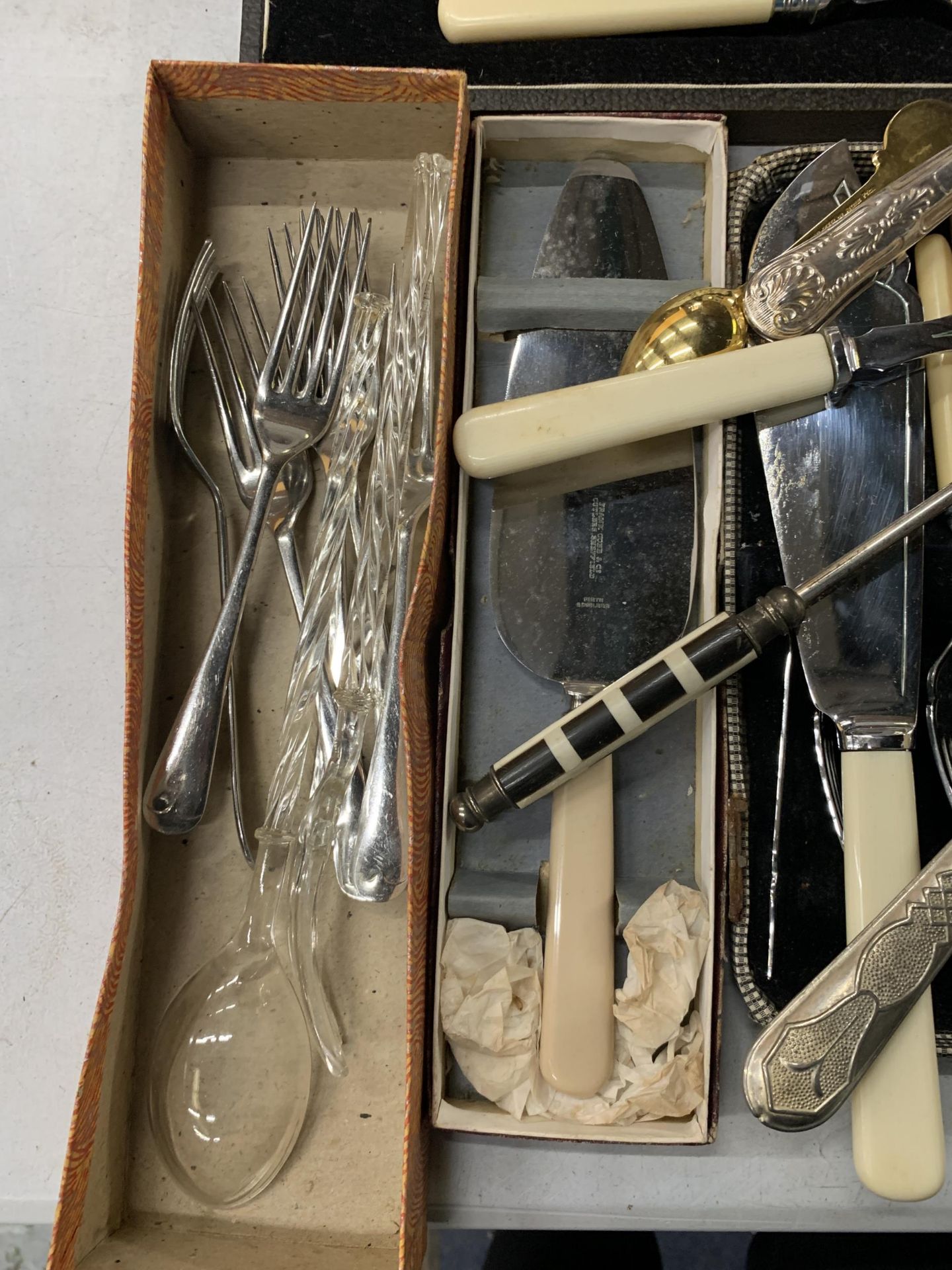 A QUANTITY OF VINTAGE FLATWARE, SOME BOXED, TO INCLUDE SERVING SETS PLUS A TABLE LIGHTER, ETC - Image 4 of 5