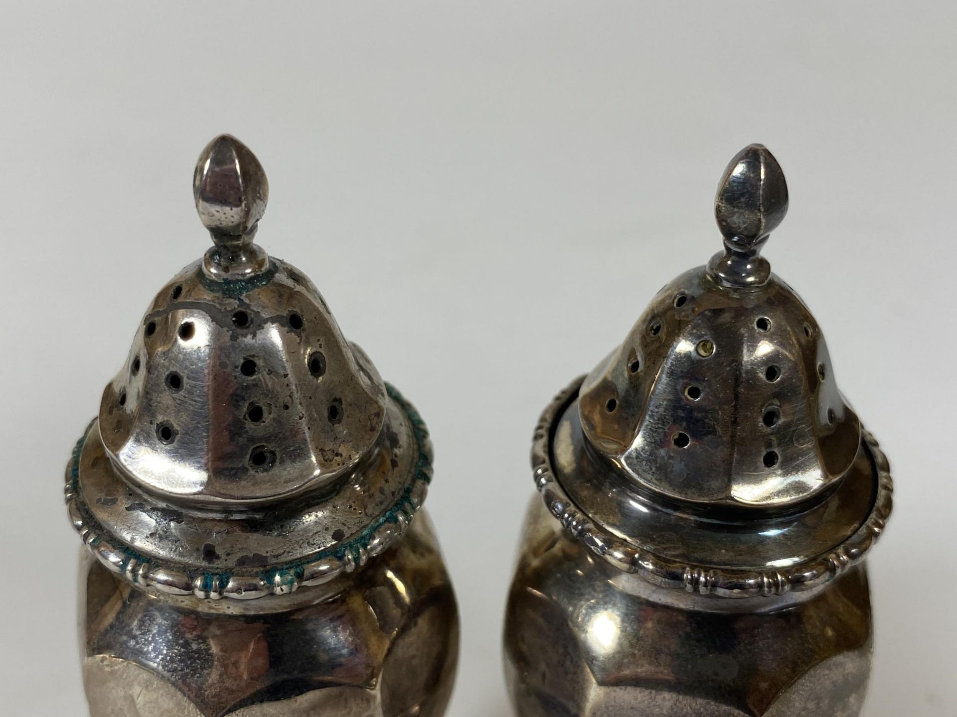 A PAIR OF BIRMINGHAM HALLMARKED SILVER SALT AND PEPPER SHAKERS, HEIGHT 10.5CM, TOTAL WEIGHT 84G - Image 2 of 6