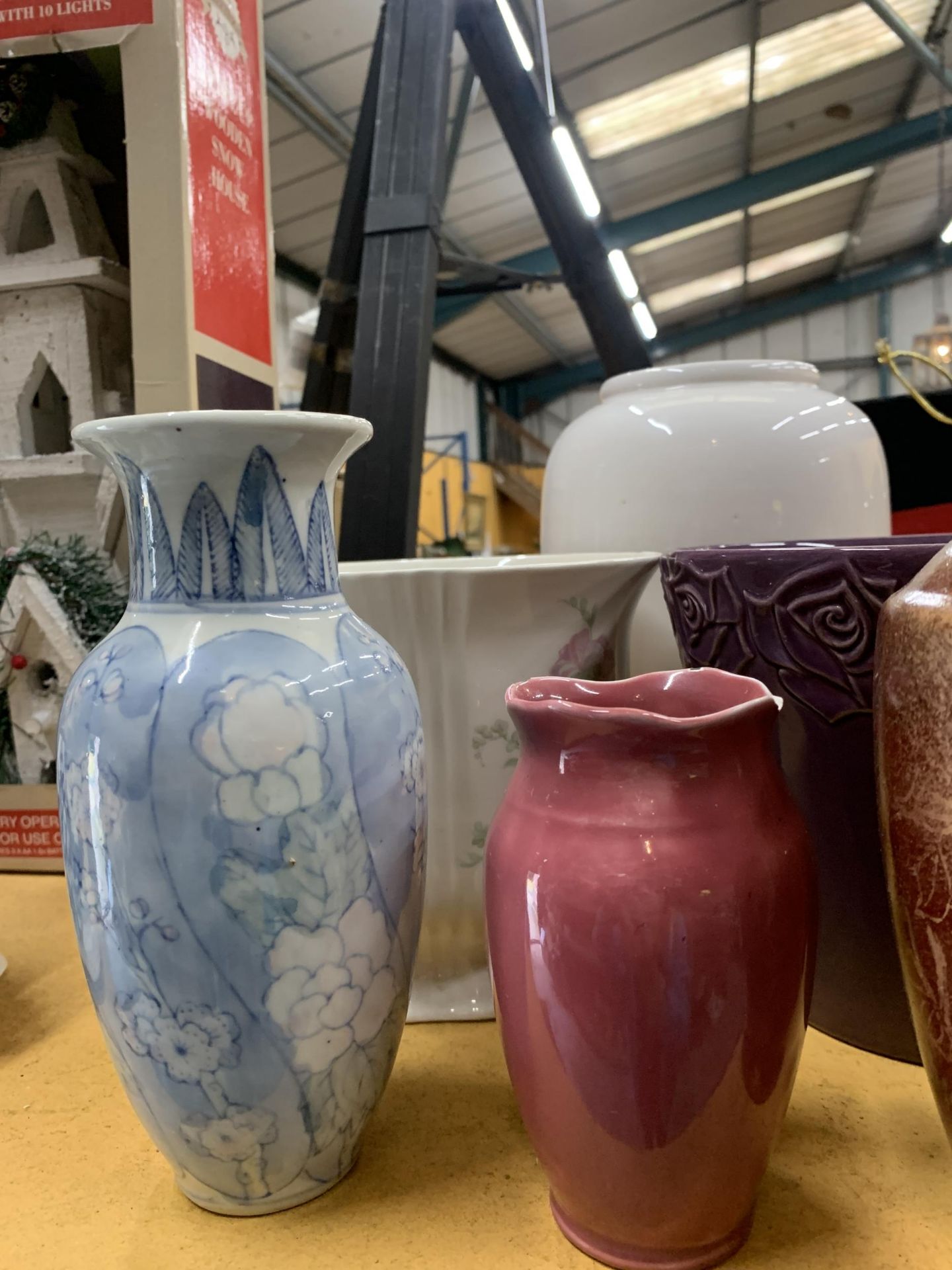 A QUANTITY OF VASES AND PLANTERS - Bild 2 aus 5