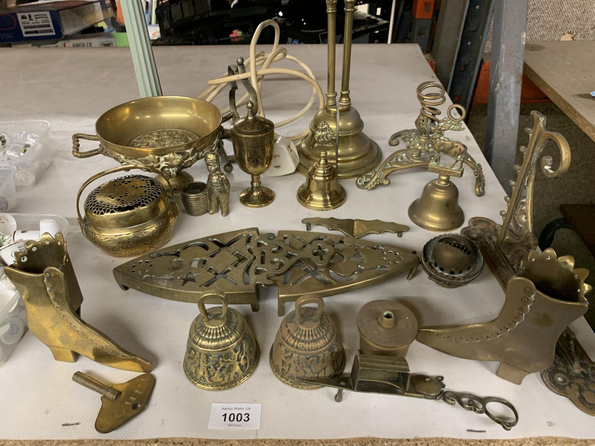A QUANTITY OF BRASS TO INCLUDE BELLS, ORNAMENTS, BRACKETS, LAMP BASE, ETC., - Image 2 of 6