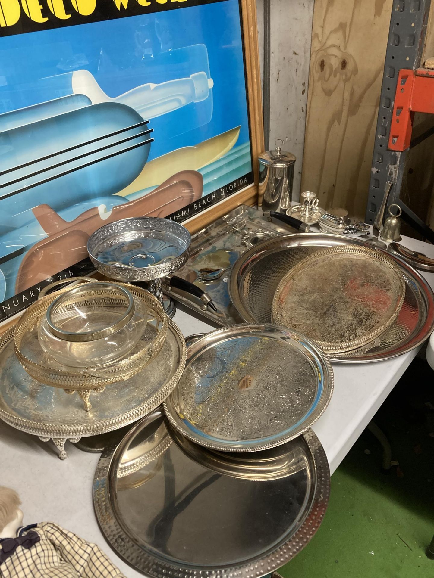 A LARGE LOT OF SILVER PLATED ITEMS, DRINKS AND SERVING TRAYS ETC