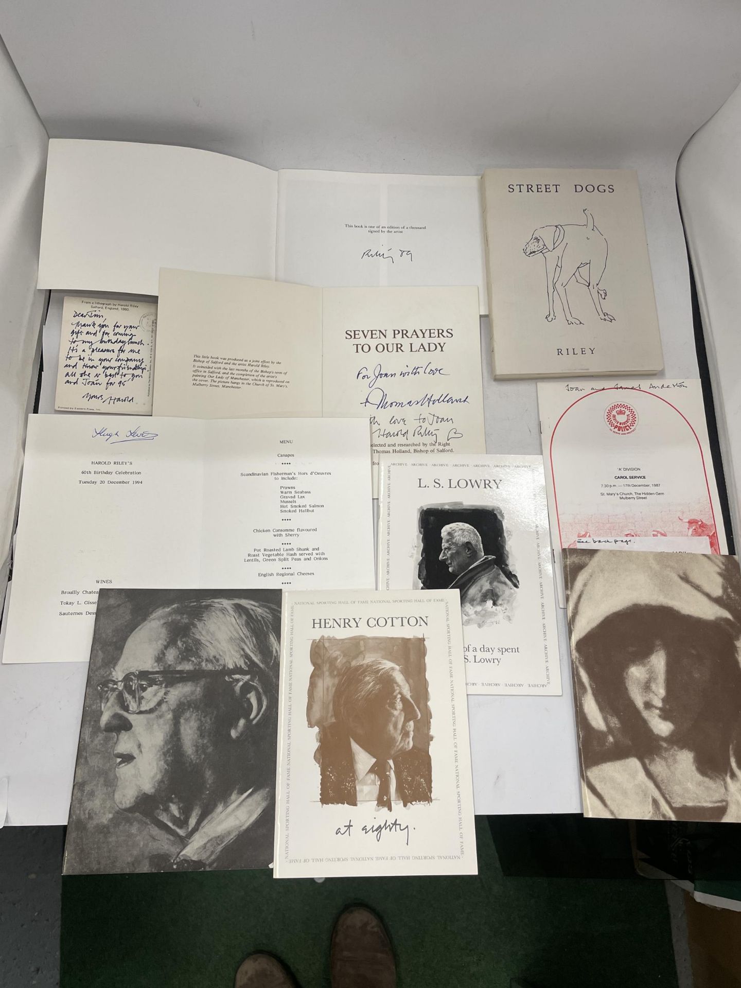 A COLLECTION OF SIGNED ARTISTS EPHEMERA AND BOOKLETS, HAROLD RILEY, L.S LOWRY BOOK, STREET DOGS BOOK
