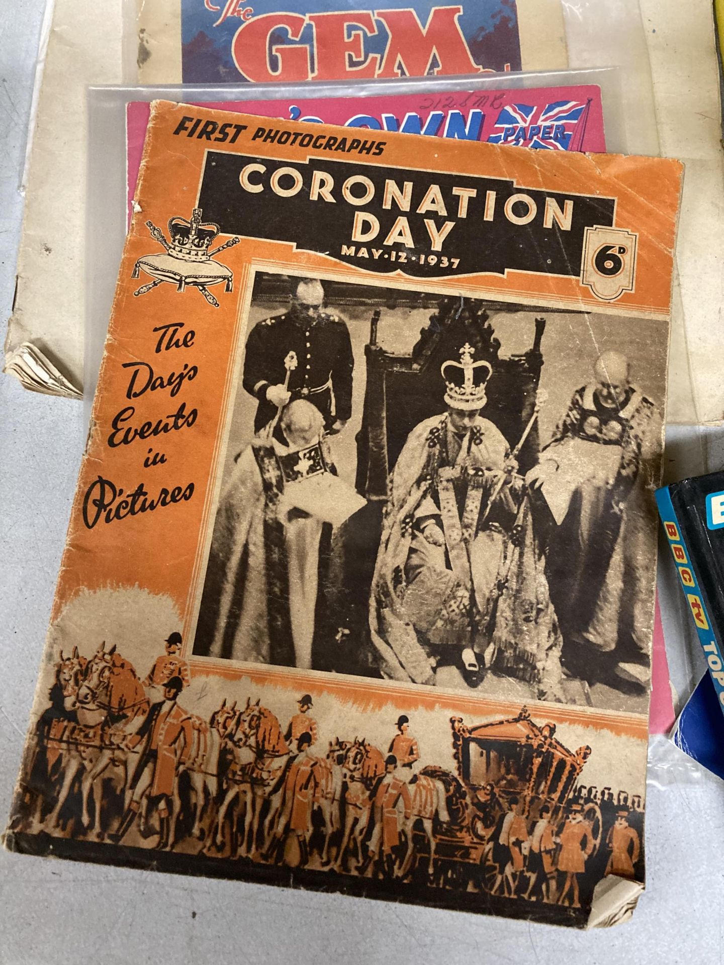 A QUANTITY OF VINTAGE MAGAZINES TO INCLUDE L'ILLUSTRATION, CORONATION DAY 1937 FIRST PHOTOGRAPHS, - Image 3 of 4