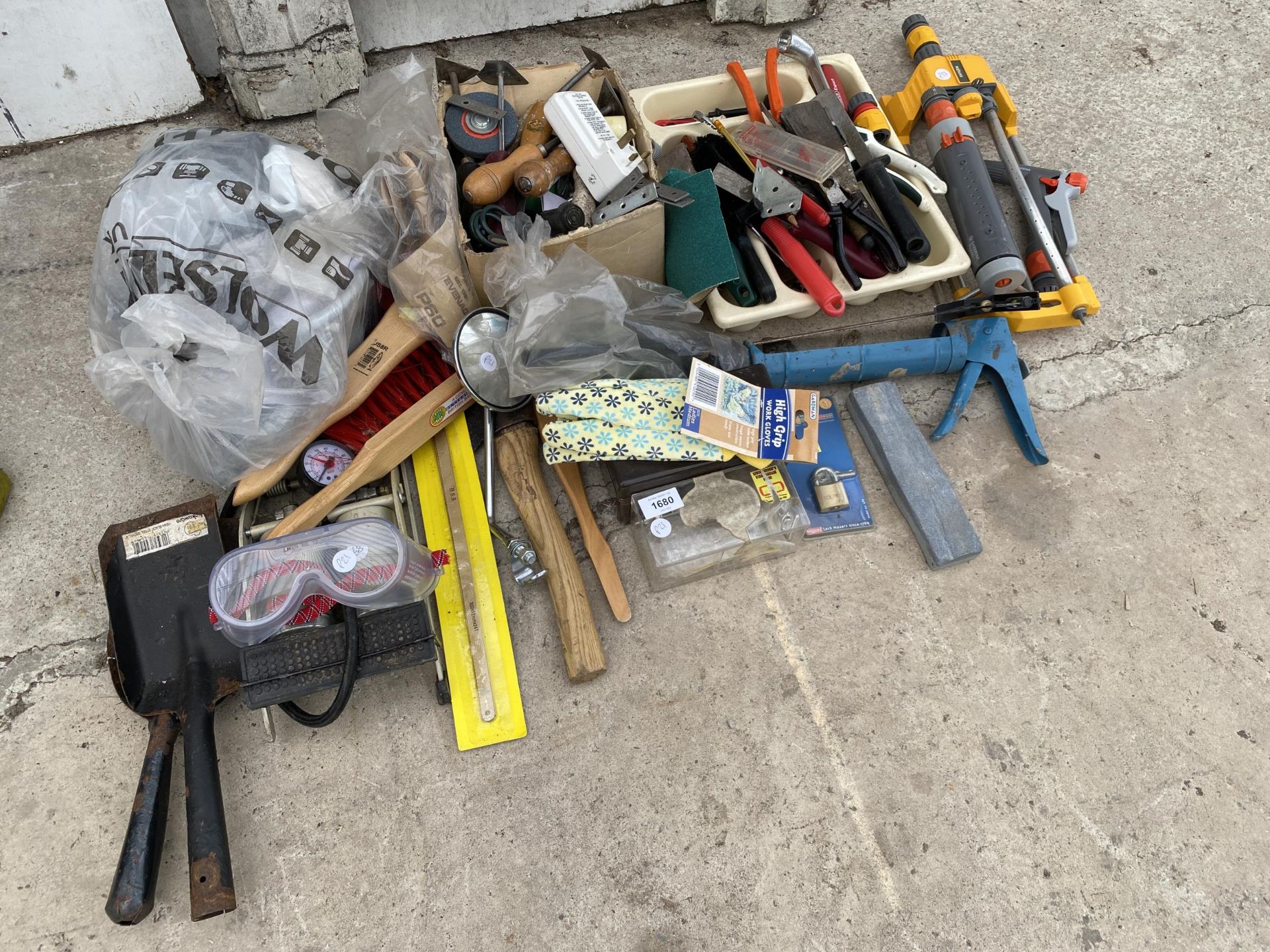 AN ASSORTMENT OF TOOLS TO INCLUDE BRUSHES, SCRAPERS AND A FOOT PUMP ETC