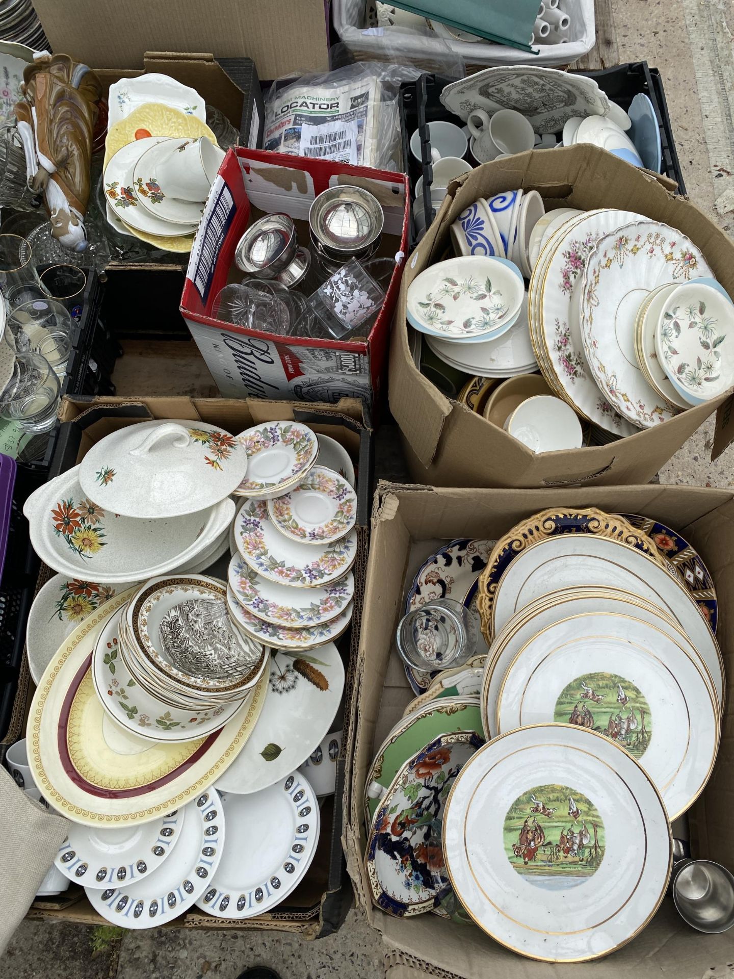 AN ASSORTMENT OF HOUSEHOLD CLEARANCE ITEMS TO INCLUDE CERAMICS AND GLASSWARE ETC - Image 3 of 3