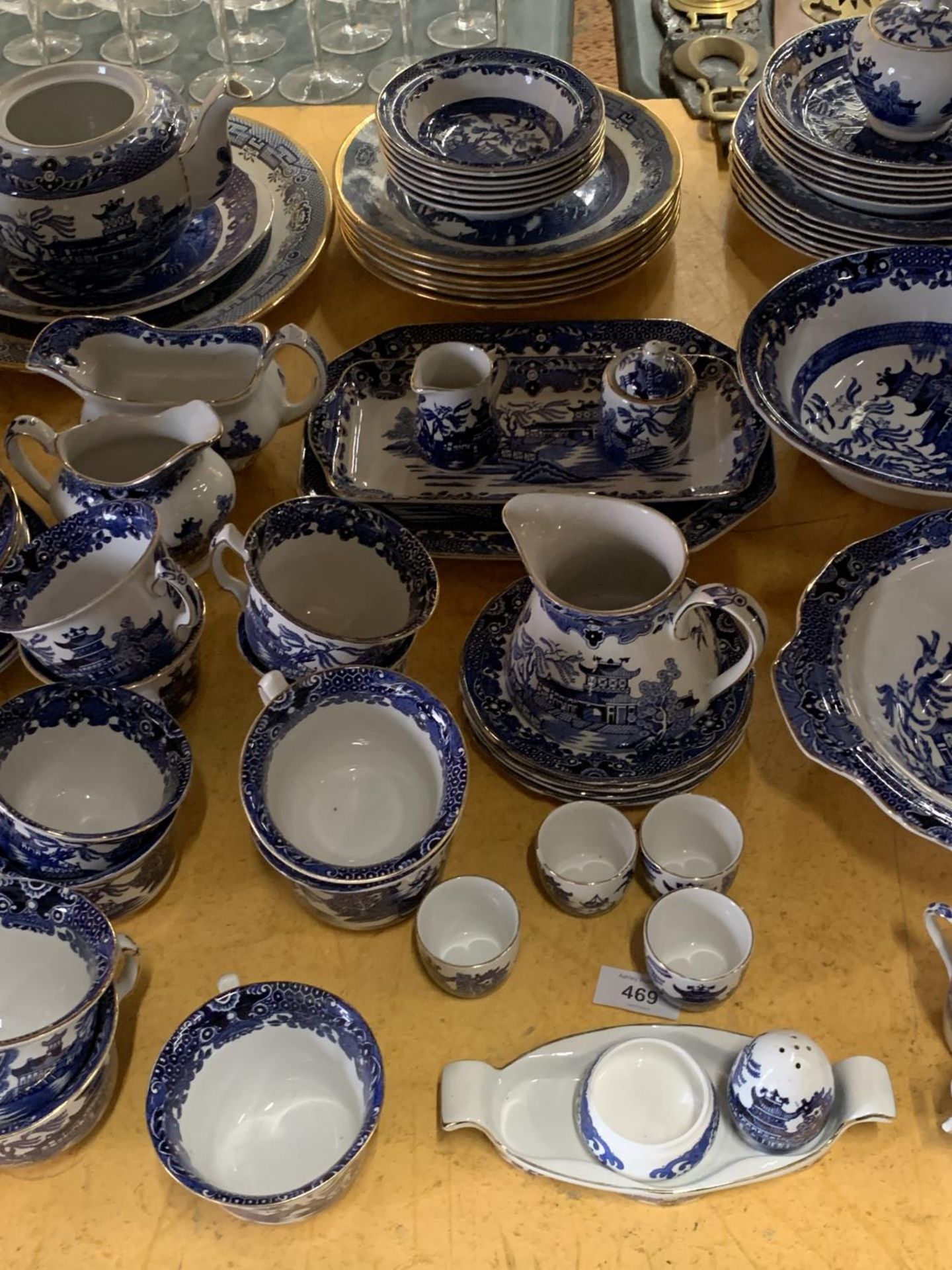 A LARGE PART BURLEIGHWARE 'WILLOW PATTERN' DINNER SERVICE TO INCLUDE VARIOUS SIZES OF PLATES, BOWLS, - Image 3 of 4