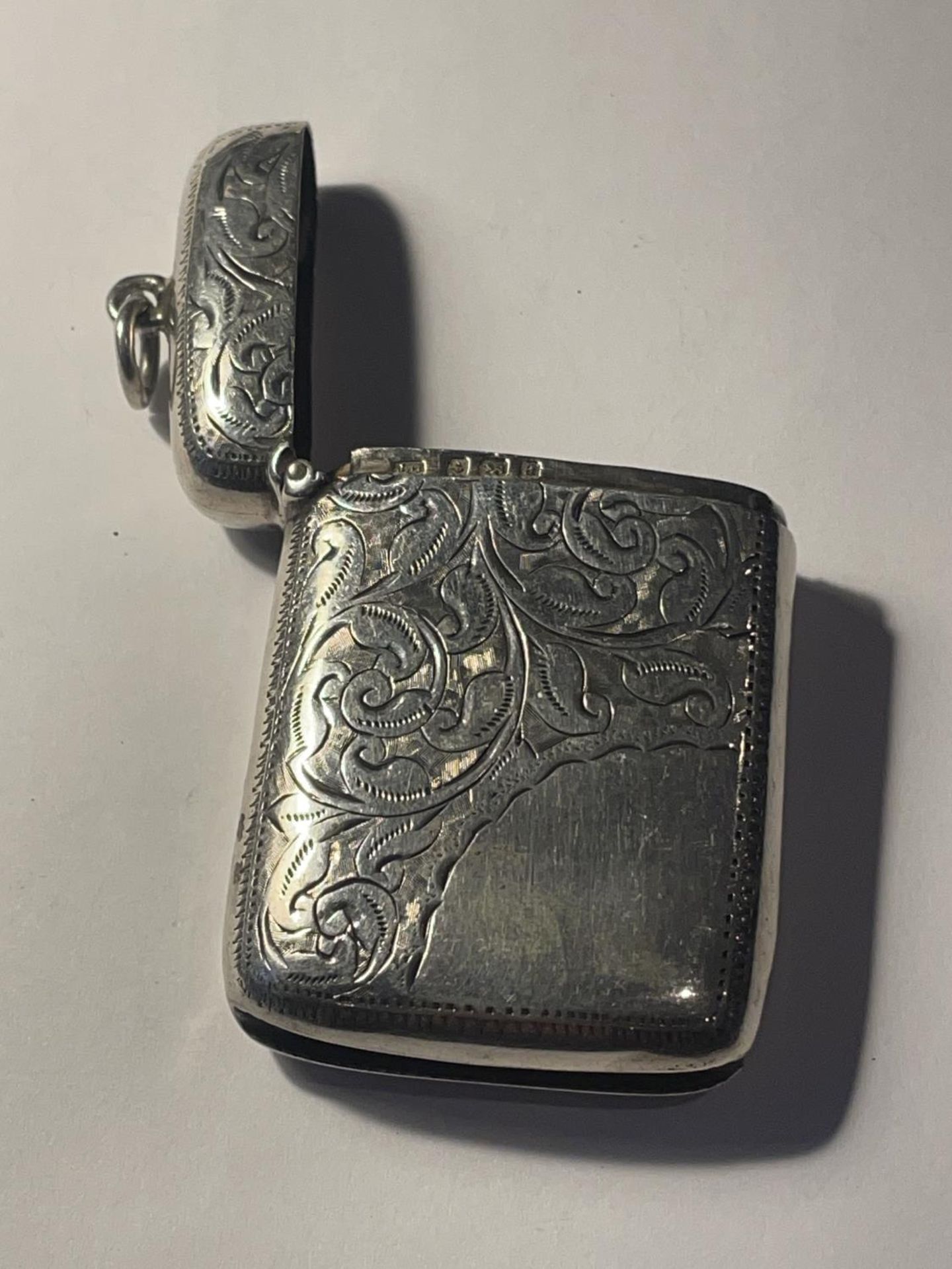 A HALLMARKED BIRMINGHAM SILVER VESTA CASE