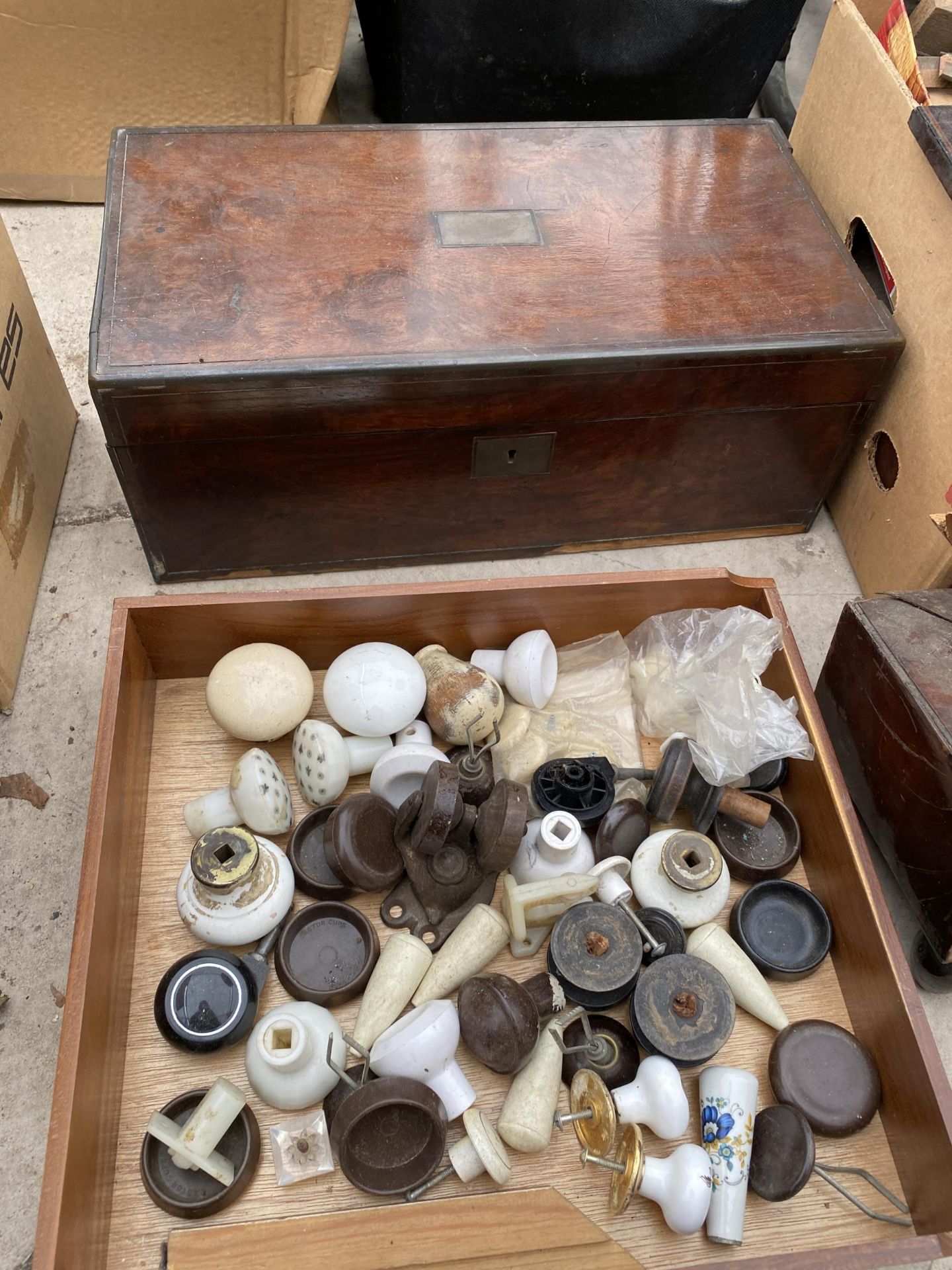 A LARGE ASSORTMENT OF VINTAGE REPAIR WOOD, A WRITING SLOPE AND VARIOUS VINTAGE DRAWER KNOBS ETC - Image 3 of 6