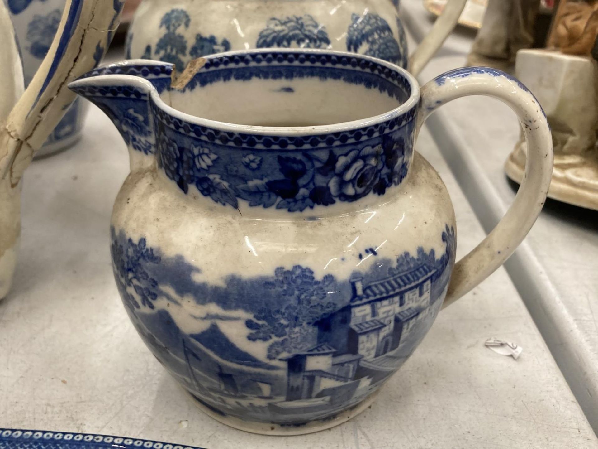 A COLLECTION OF VINTAGE BLUE AND WHITE CERAMICS TO INCLUDE A PUZZLE JUG, WILLOW PATTERN MEAT PLATE - - Image 4 of 5