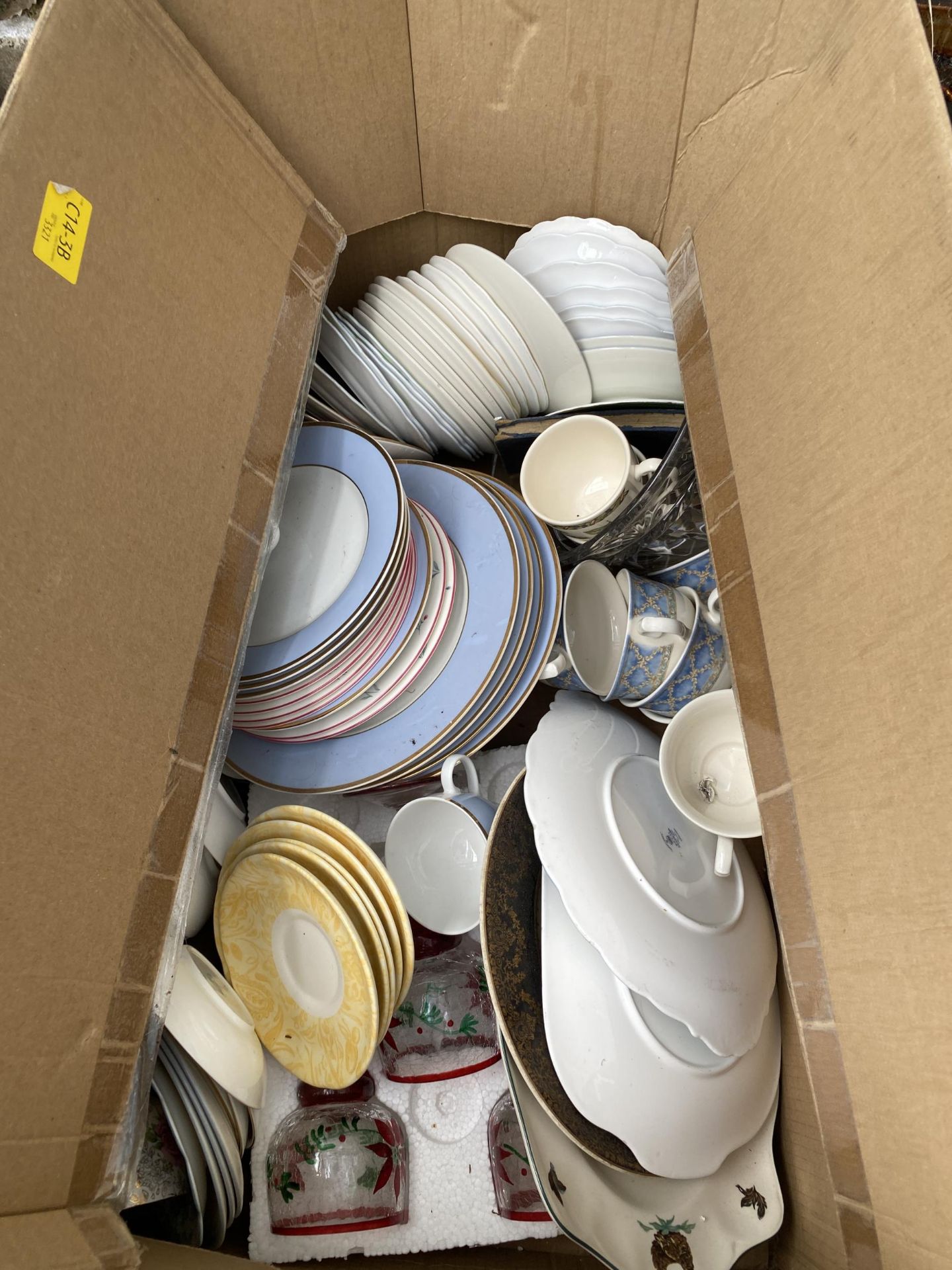 AN ASSORTMENT OF HOUSEHOLD CLEARANCE ITEMS TO INCLUDE CERAMICS AND GLASS WARE ETC - Image 3 of 6