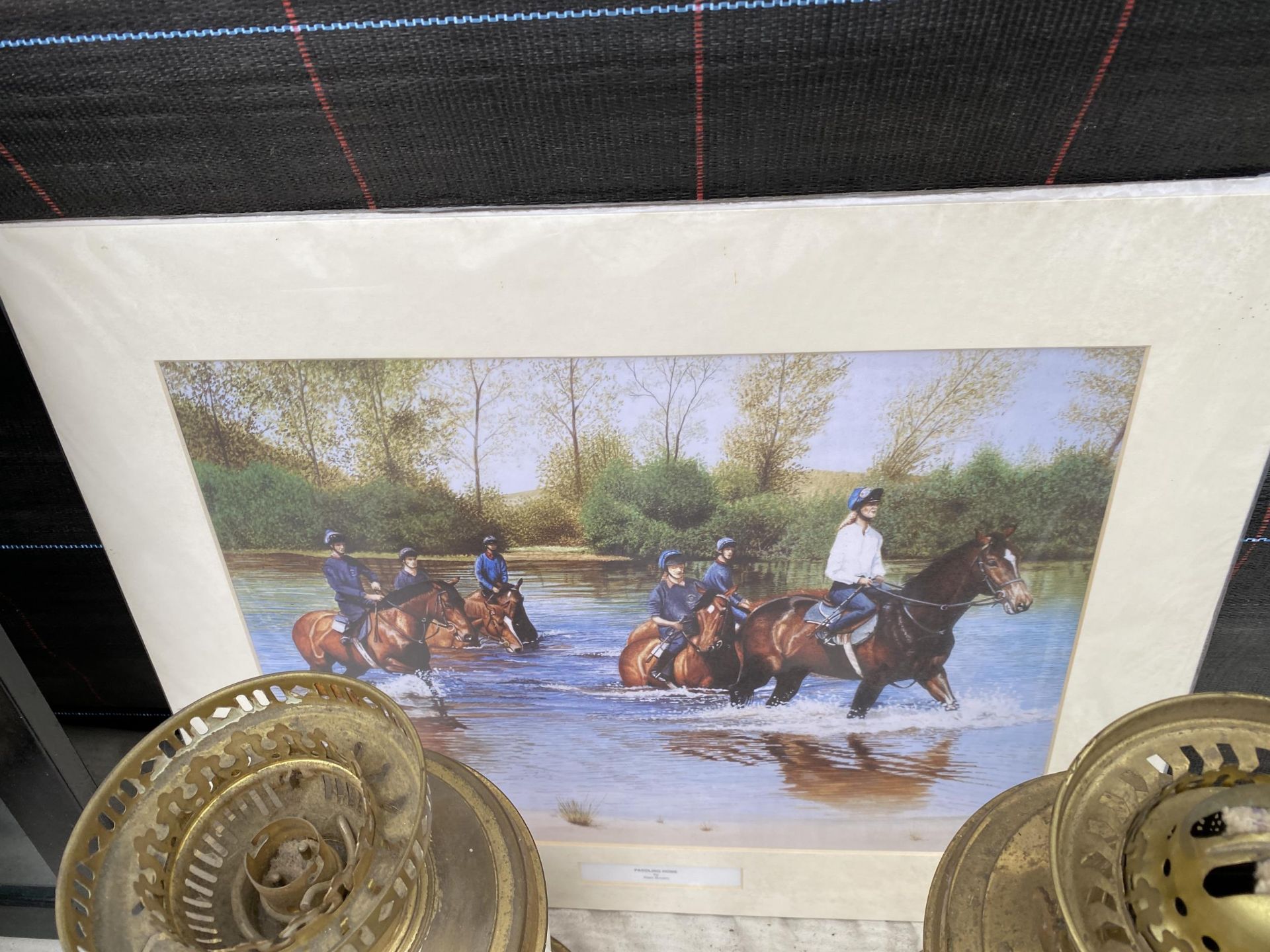 AN ASSORTMENT OF ITEMS TO INCLUDE A CLOCK, TWO BRASS OIL LAMPS AND CRYSTAL CUT GLASS ITEMS ETC - Image 5 of 8