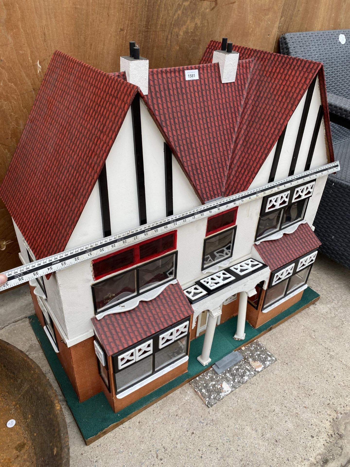 A LARGE VINTAGE WOODEN DOLLS HOUSE - Image 6 of 16