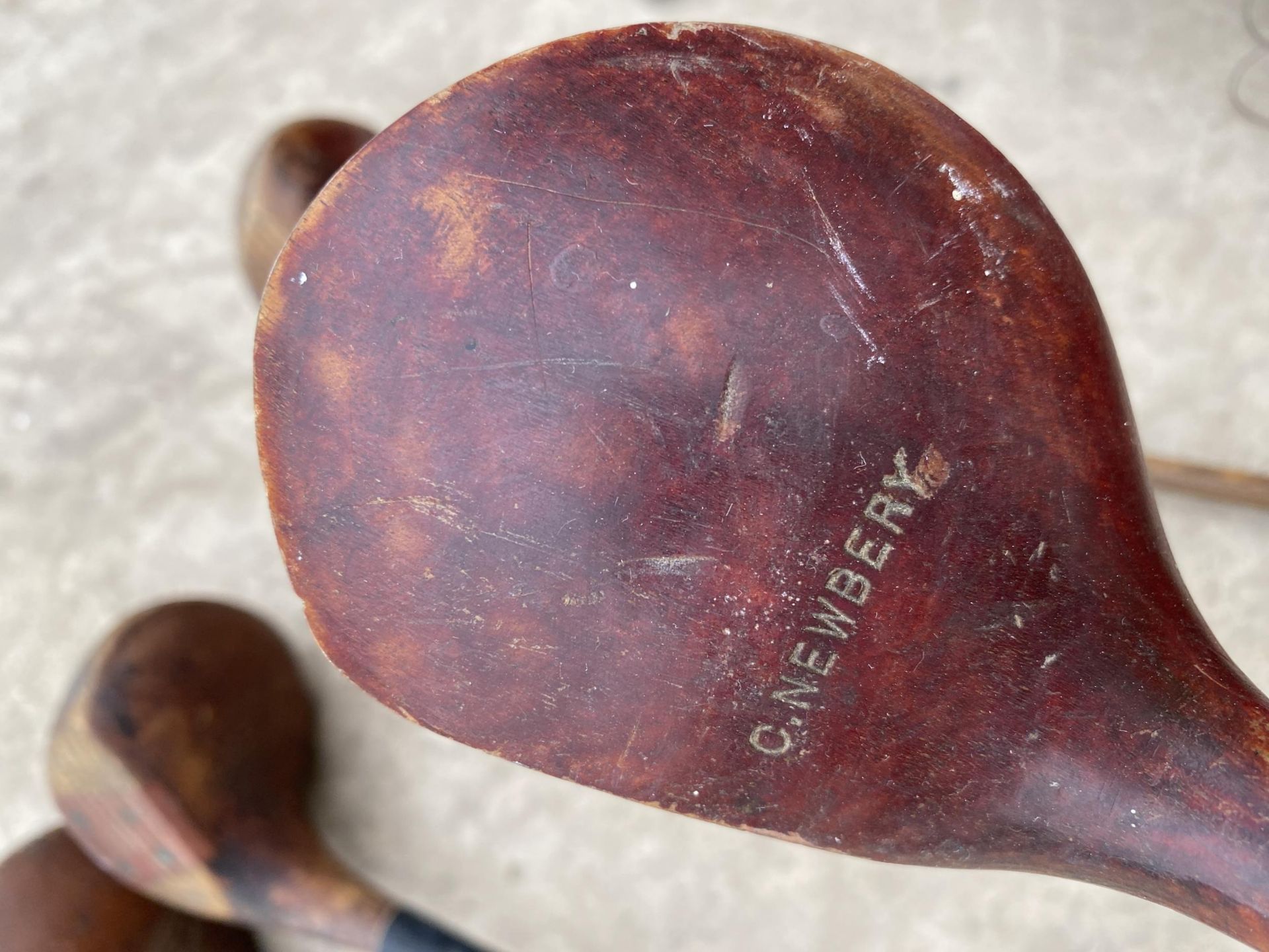 AN ASSORTMENT OF VINTAGE CANE AND METAL GOLF CLUBS TO INCLUDE GEORGE NICOLL, CANN AND TAYLOR AND C. - Image 5 of 15