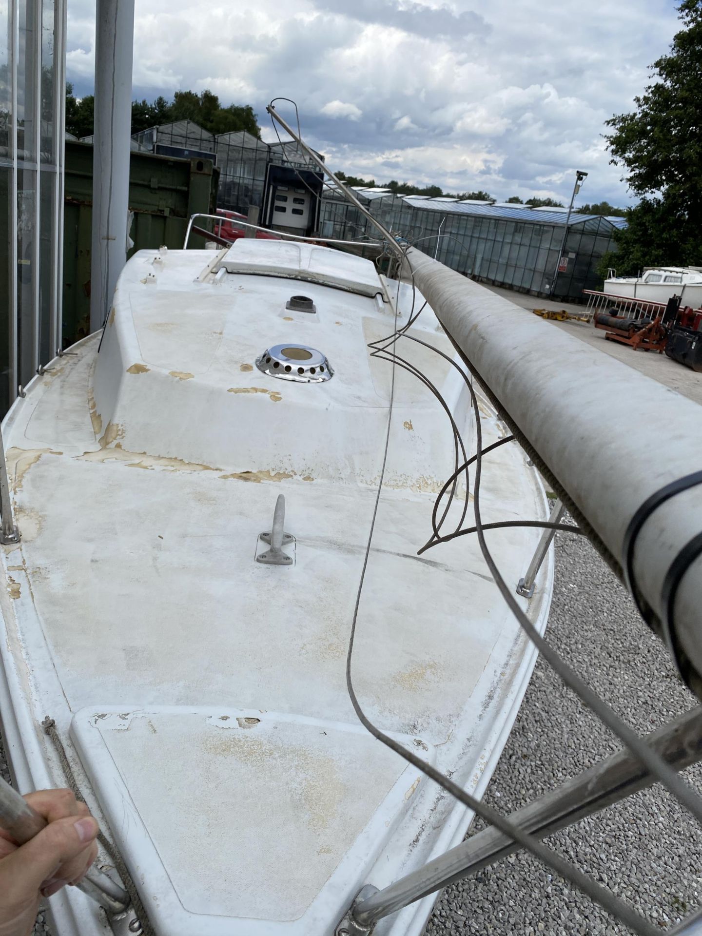 A FOXCUB 18 TWIN KEEL SAILBOAT WITH LAUNCHING TRAILER (NOT ROAD WORTHY) DRY STORED FOR THE LAST 8 - Image 12 of 13