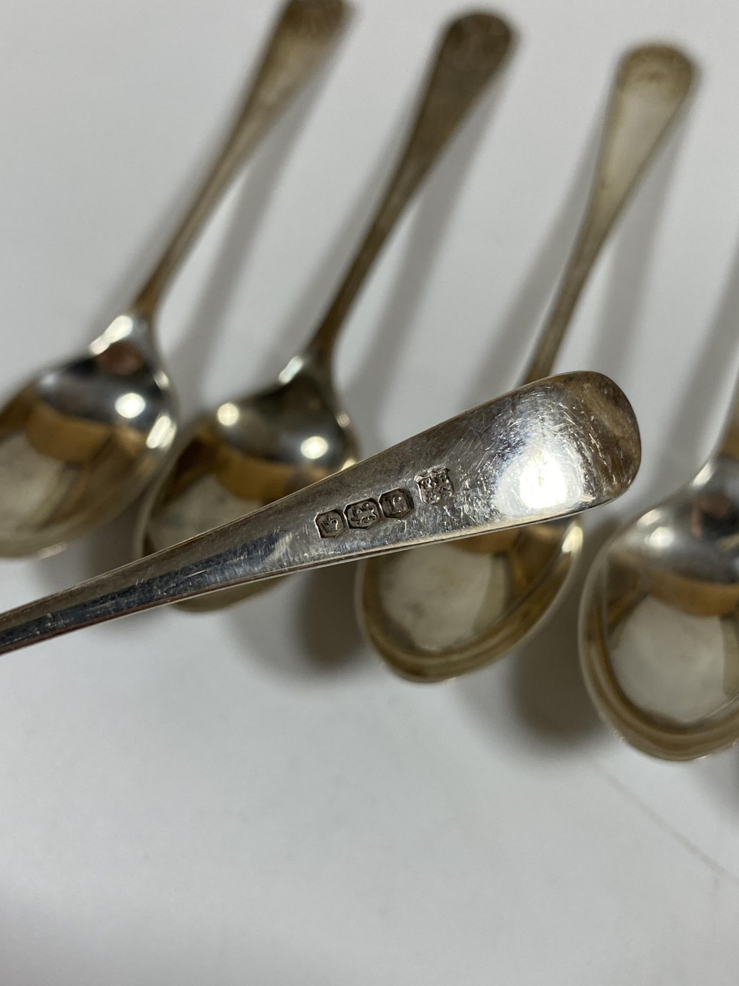 A SET OF SIX SHEFFIELD HALLMARKED SILVER SMALL TEASPOONS, TOTAL WEIGHT 49G - Image 3 of 4